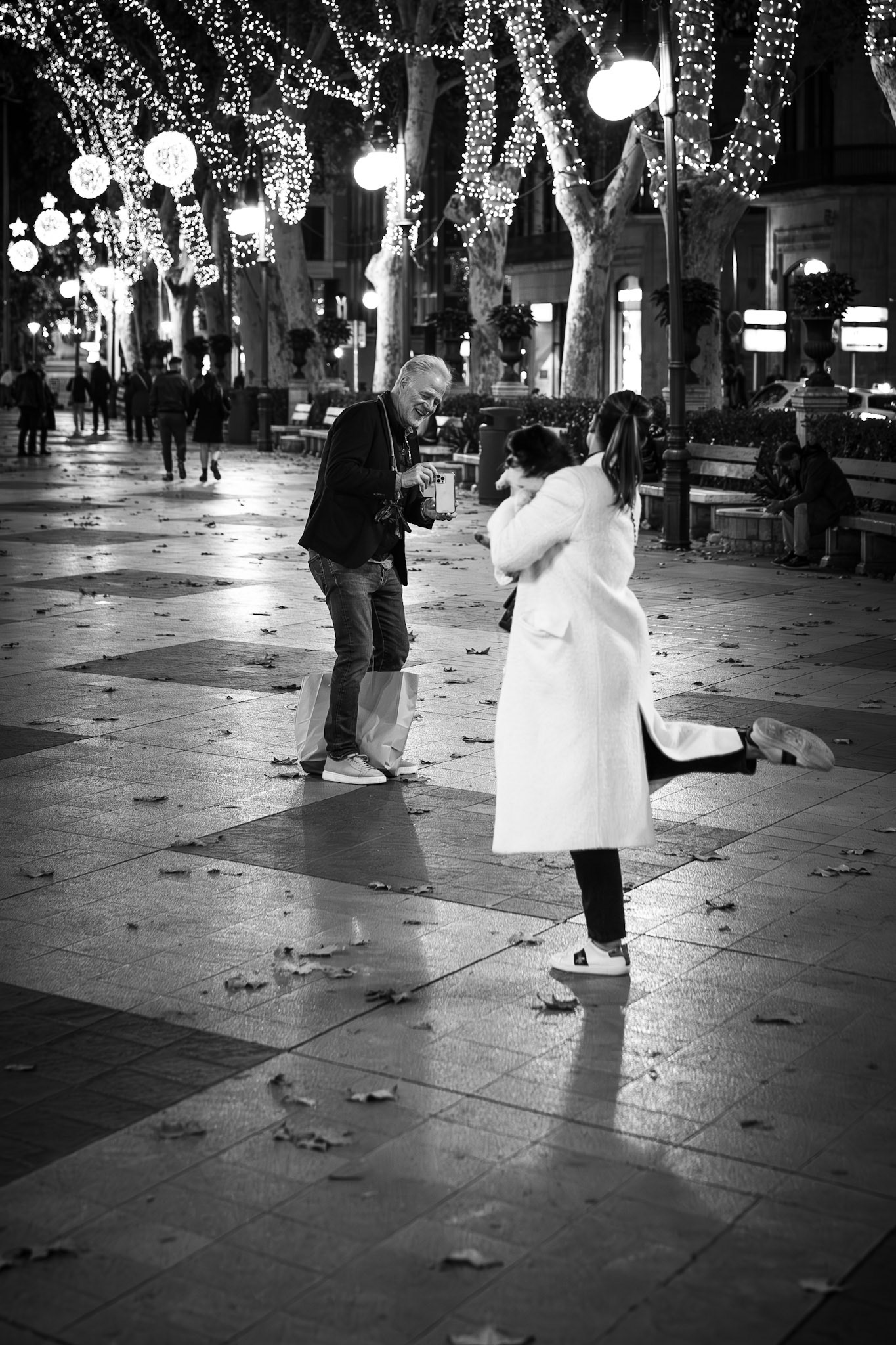 in the night we walked through palma and wanted to shoot some christmasful photos for our company. somehow it became a bit chaotic and so were the photos... this couple we saw at the paseo borne.