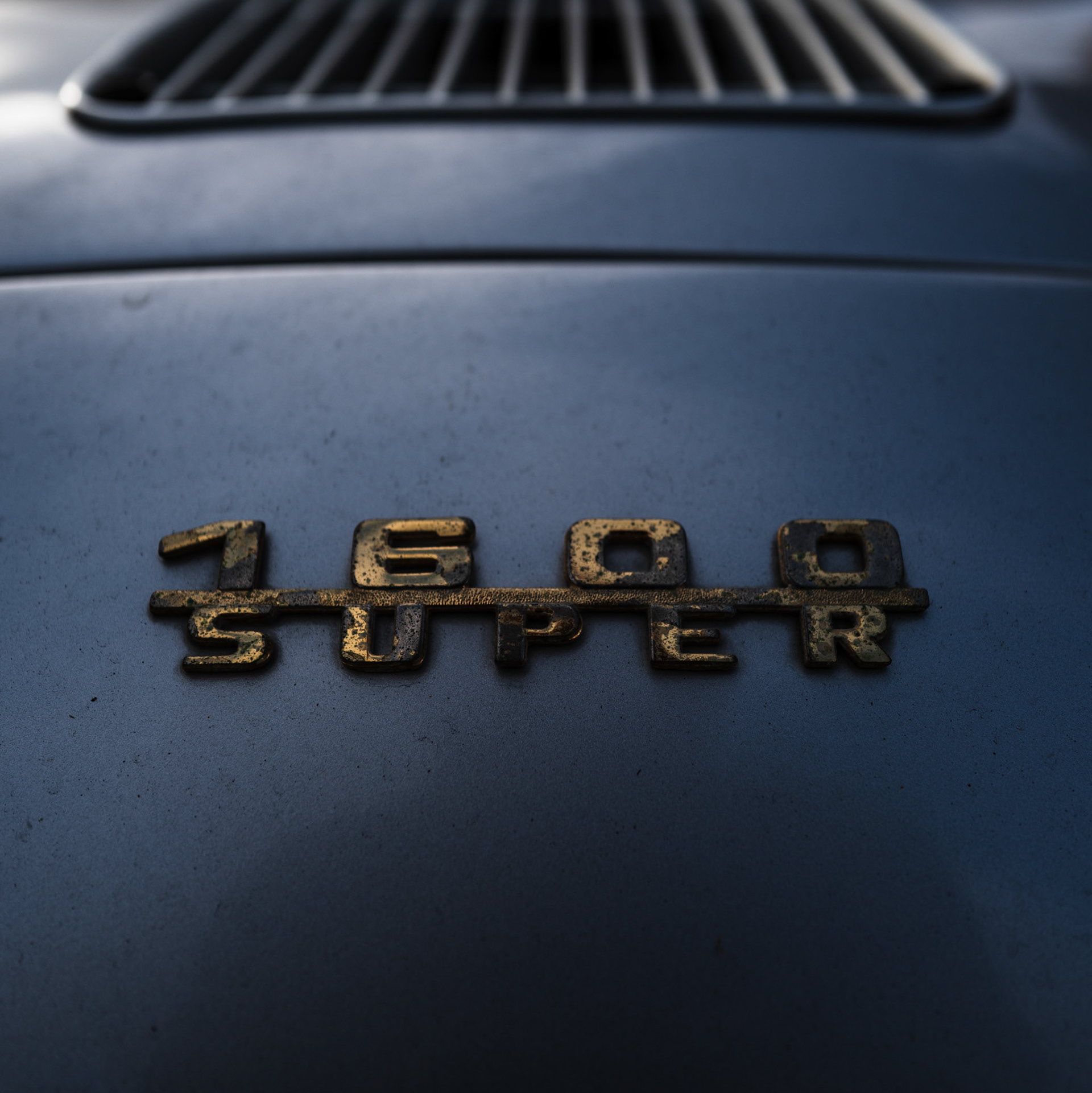 i discovered today in andratx, across from the small glass shop I had to visit for work, on the street. the window was open, and it seemed abandoned... such a shame, a beautiful car!