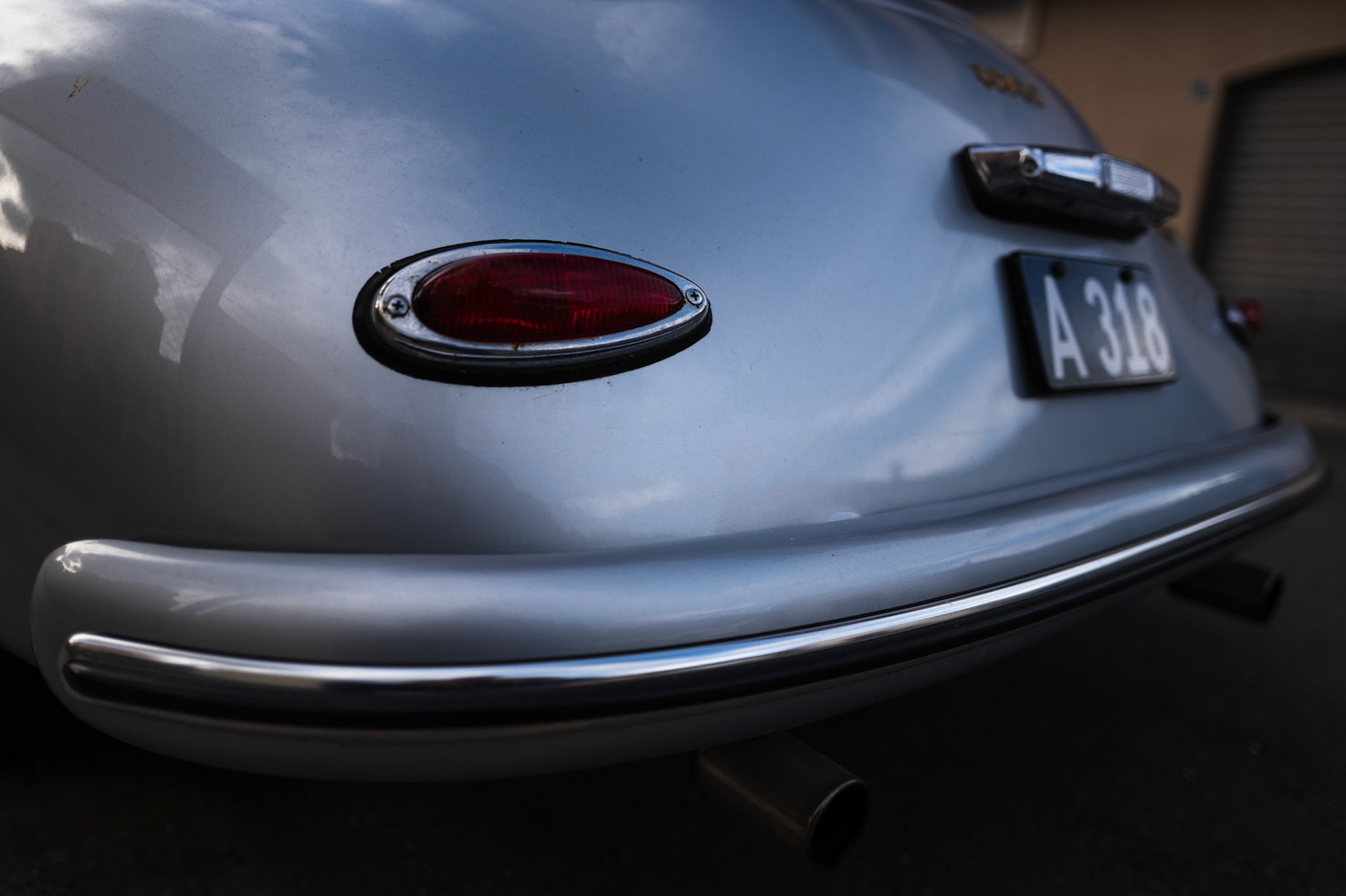 i discovered today in andratx, across from the small glass shop I had to visit for work, on the street. the window was open, and it seemed abandoned... such a shame, a beautiful car!