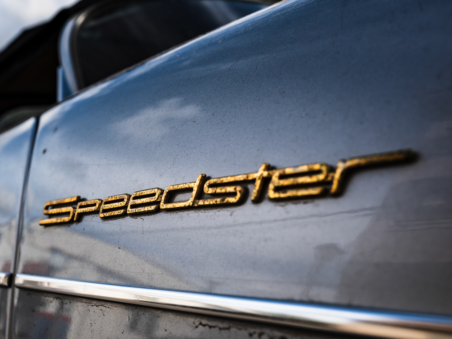 i discovered today in andratx, across from the small glass shop I had to visit for work, on the street. the window was open, and it seemed abandoned... such a shame, a beautiful car!