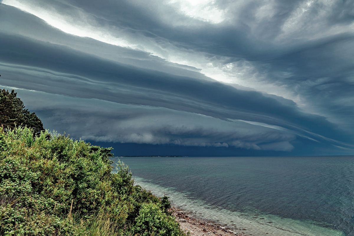 Incoming gust front - Baltic sea