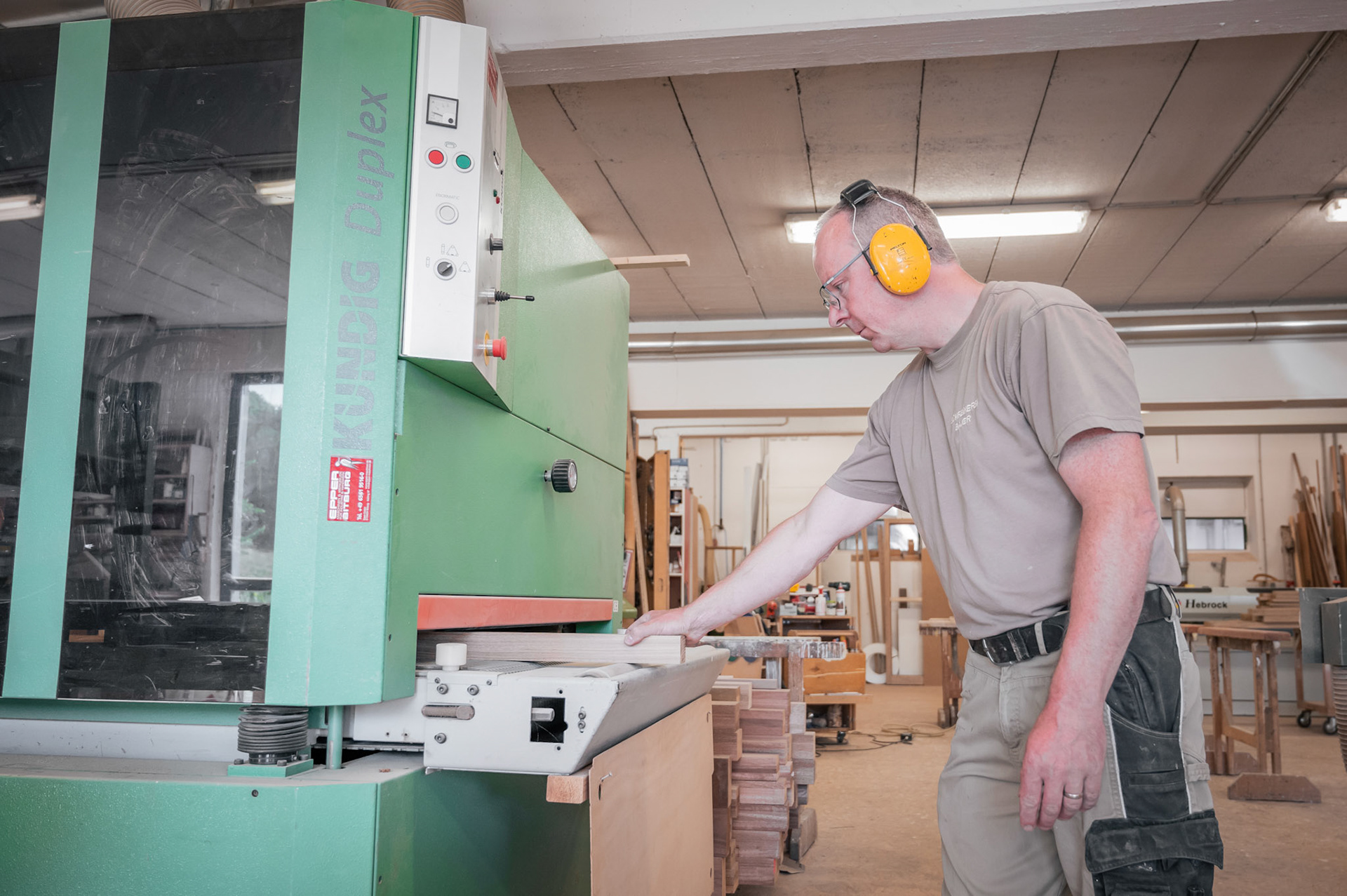 Schreiner plant ein Brett an einem Hobel