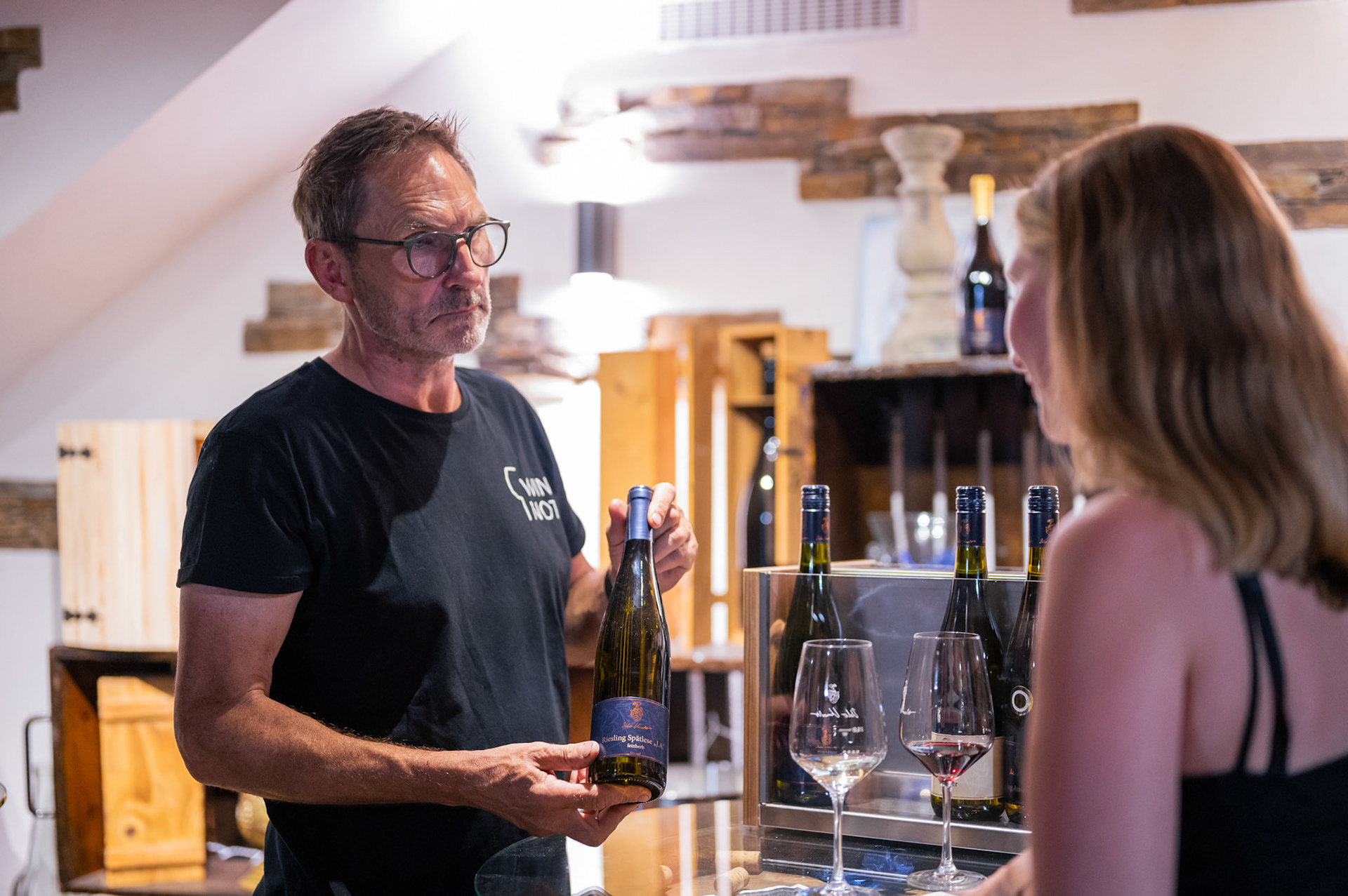 Mann präsentiert seinen Wein