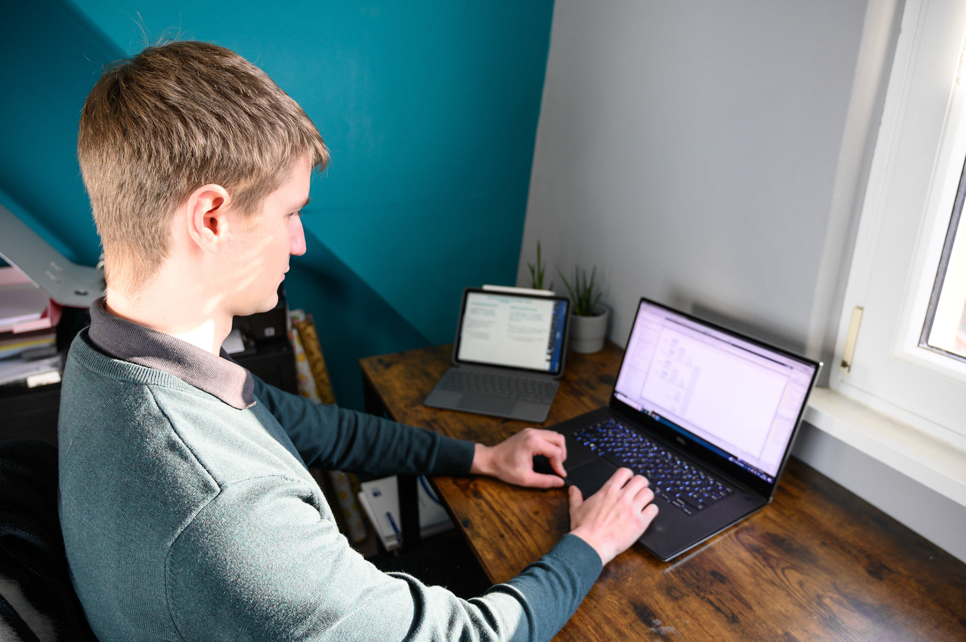 Mann arbeitet an einem Schaltplan am Laptop