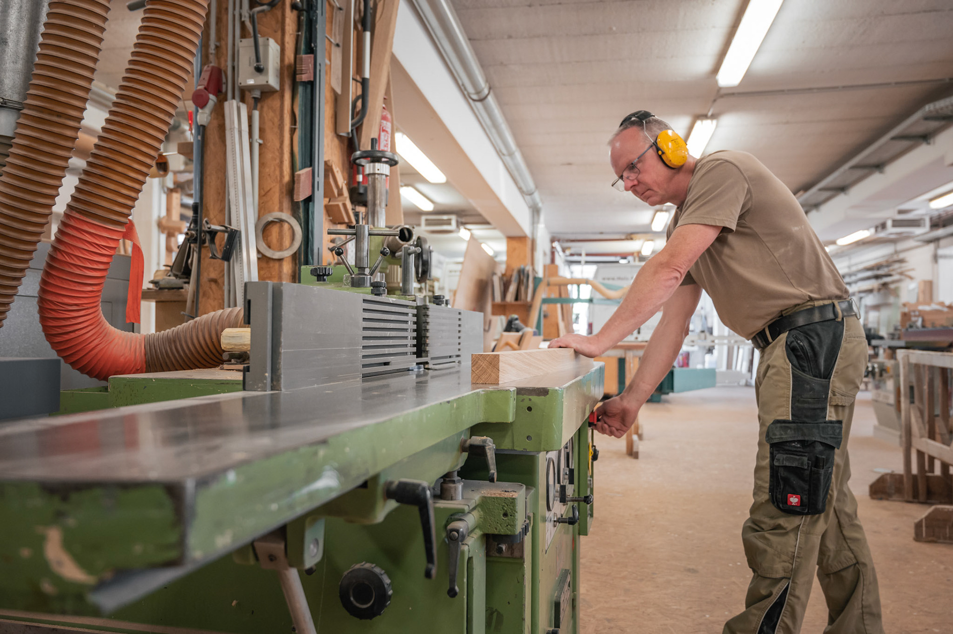 Schreiner plant ein Brett an einem Hobel