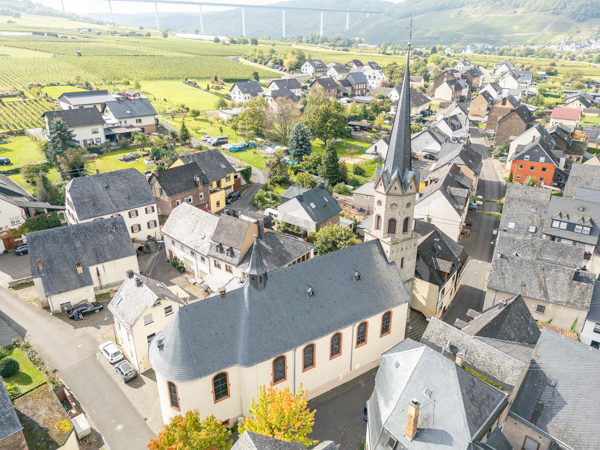 Kirche in Erden an der Mosel aus der Luft
