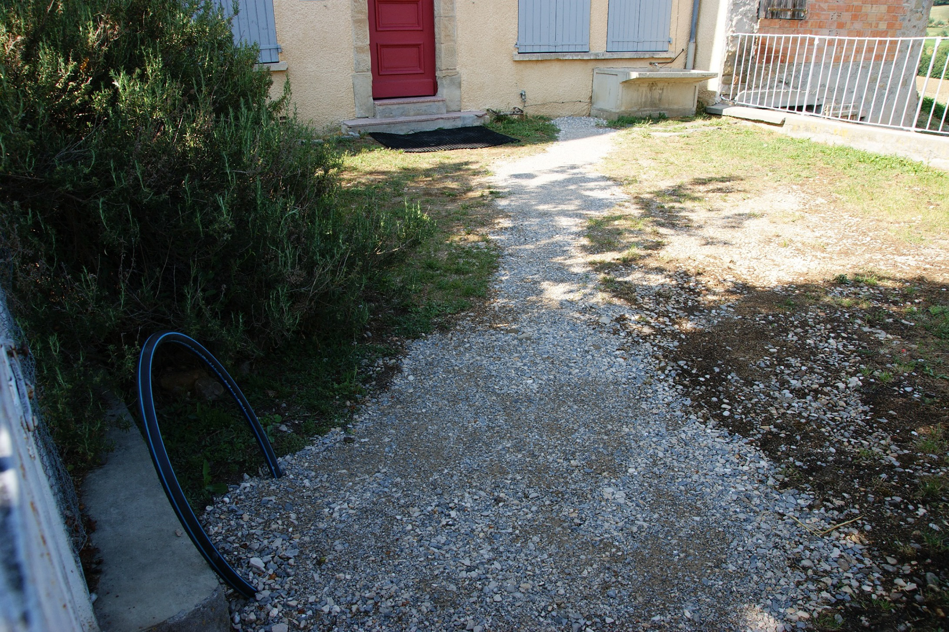 Arrivée de l'eau de source dans la cour de la Mairie, à activer dans le regard central