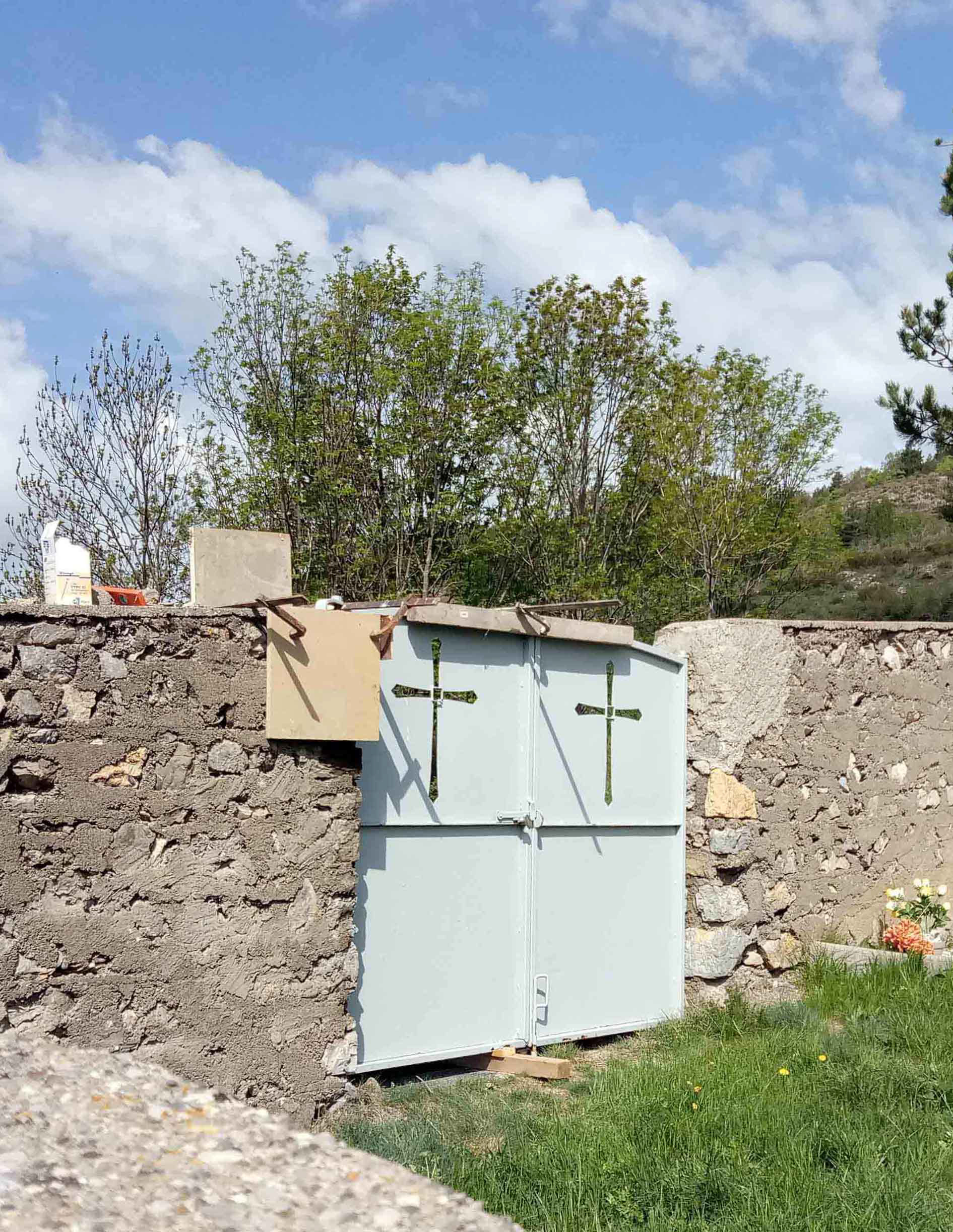 Scellement de la fixation du portail du nouveau cimetière de Mélan en 2018