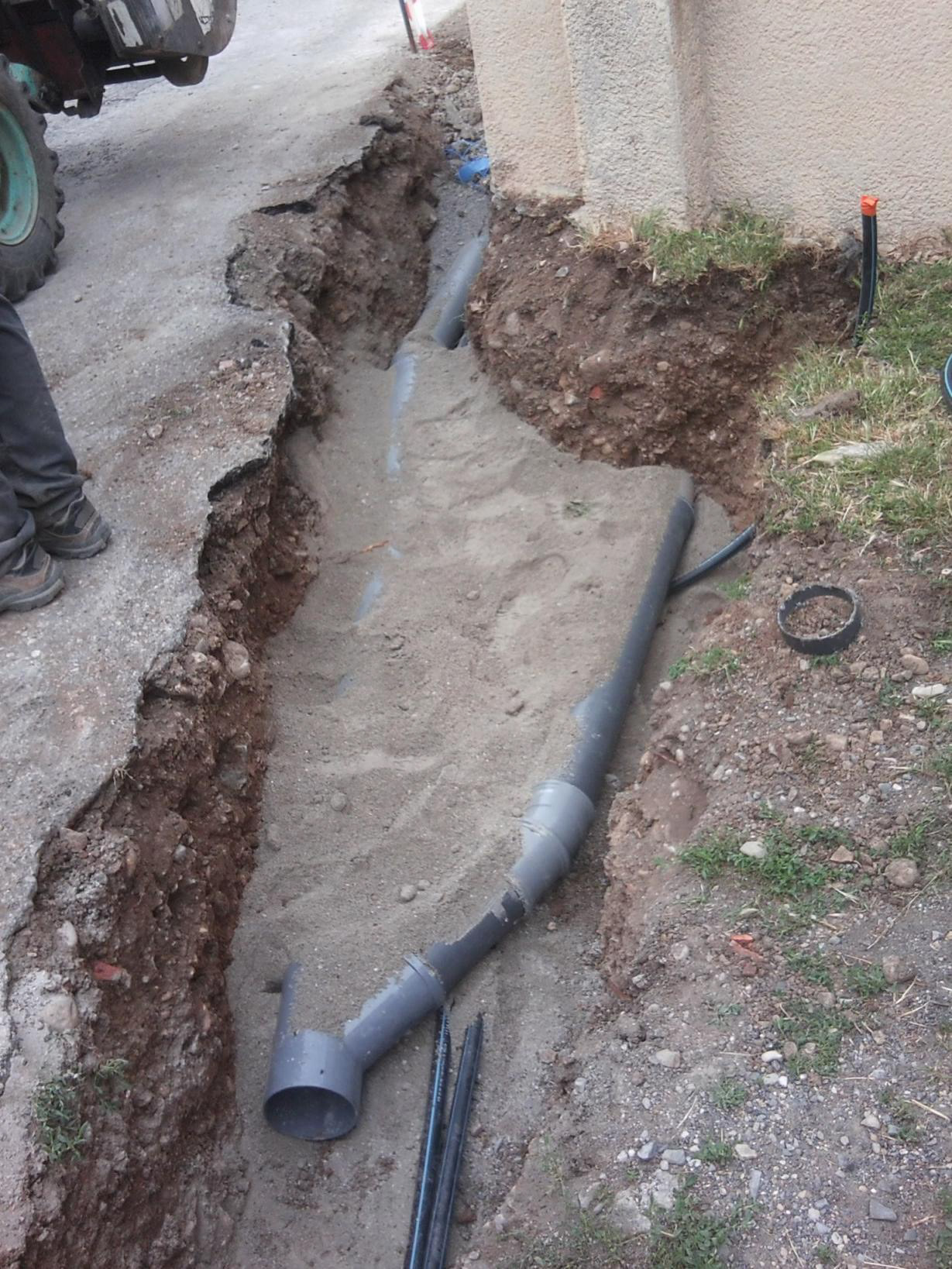 Eaux pluviales route + eaux de toiture Mairie, arrivée de l'eau de source en 32 mm pour l'table et grange sur la droite de la photo