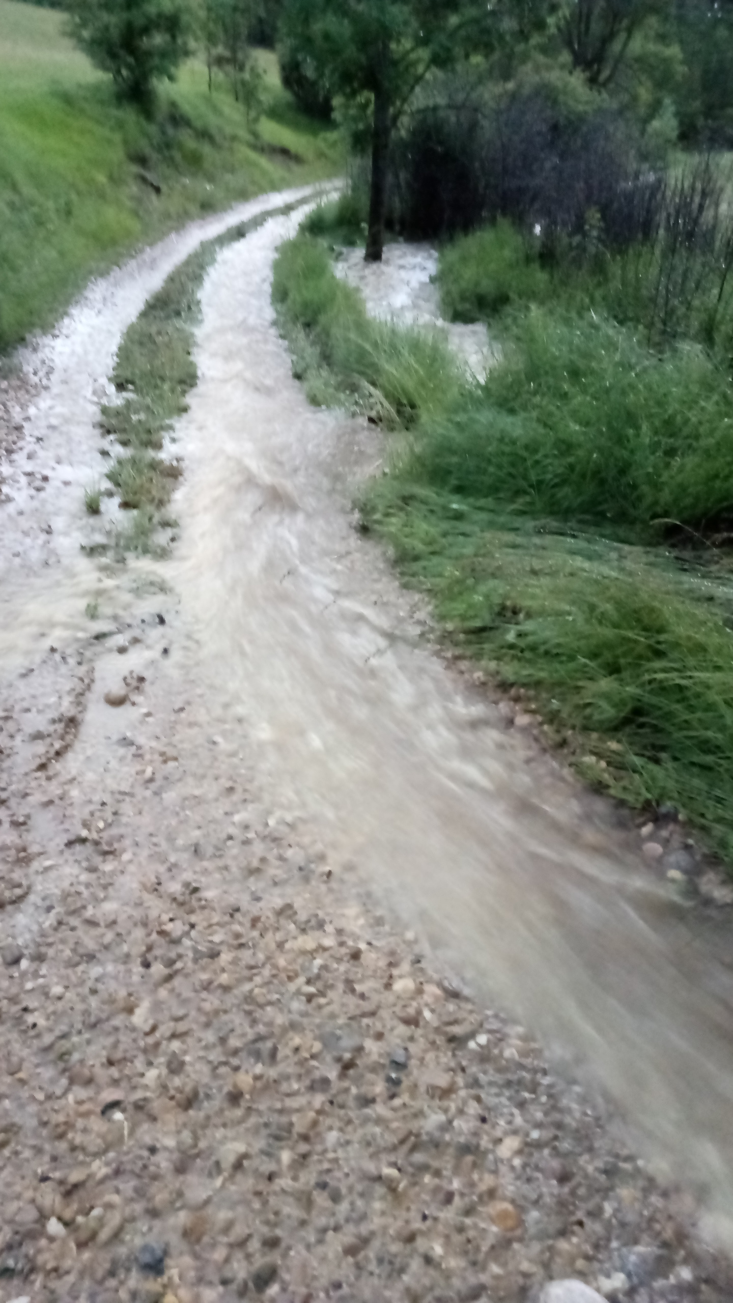 Le revêtement du chemin ne peut résister dans le temps à de tels volumes d'eau, aujourd'hui délestés comme indiqué