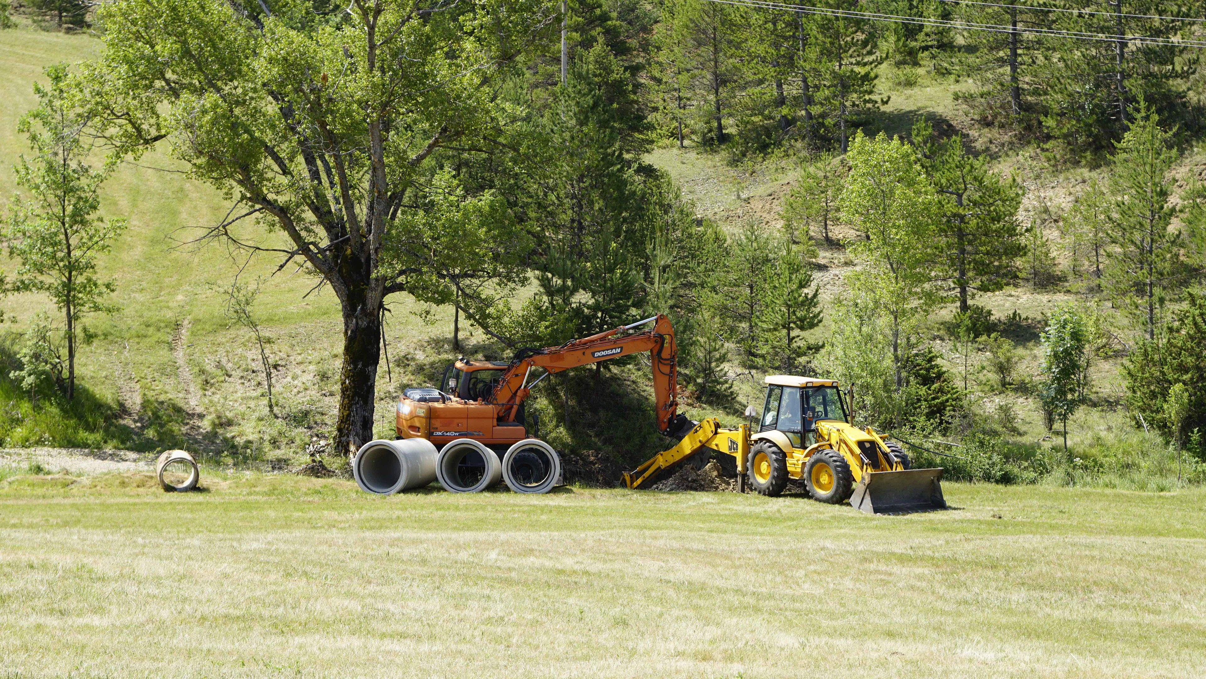 Redimensionnement d'un passage busé de 800 à 1000mm , vallon des Collons, chemin de la Combe en 2019 - sur la photo buse ancien format et les buses nouveau format
