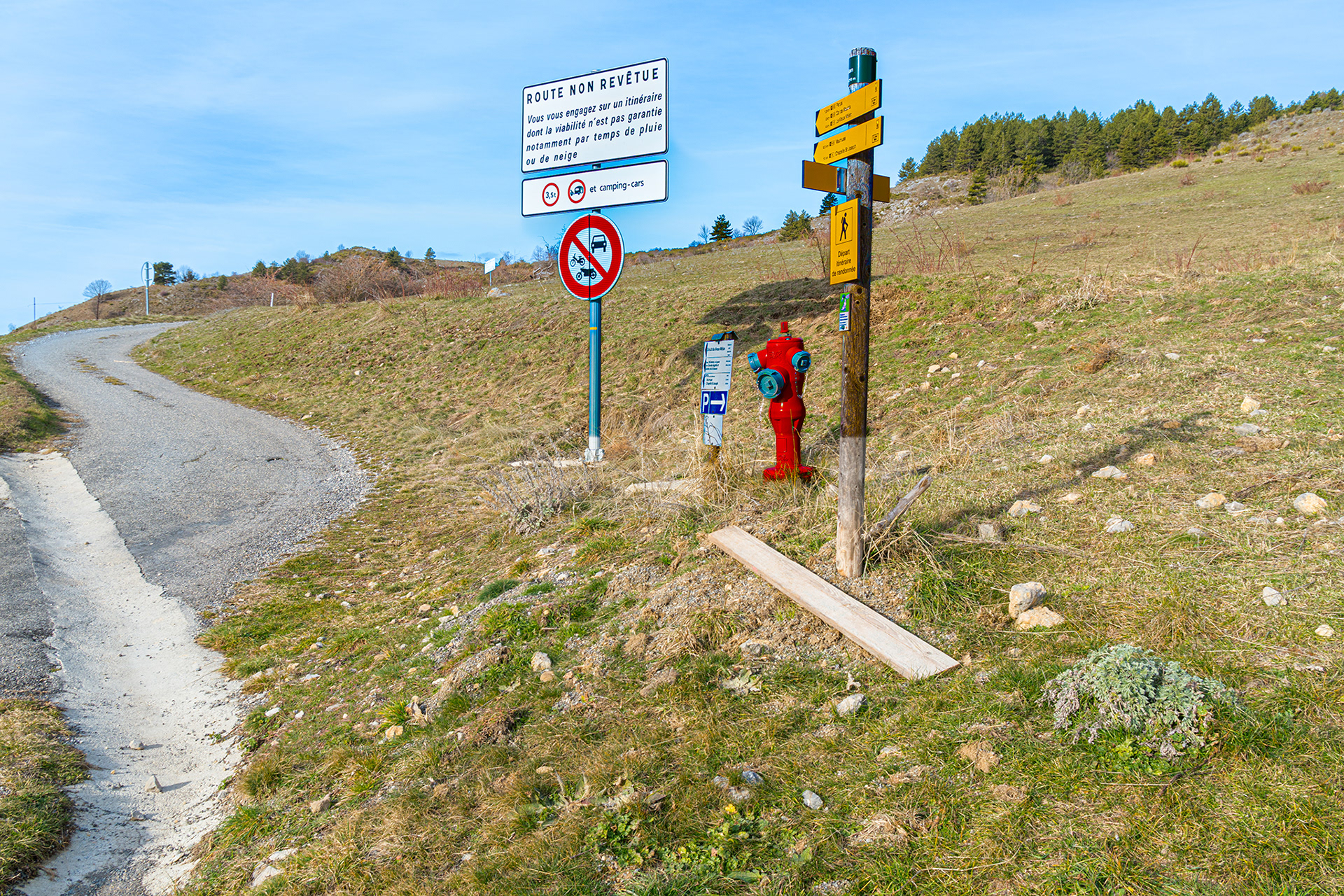 Départ depuis Mélan, stationnement à proximité du cimetière et église de Mélan