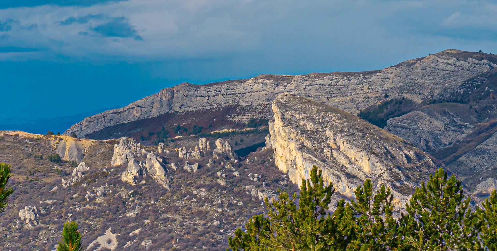 Les Rochers de Dromont au premier plan