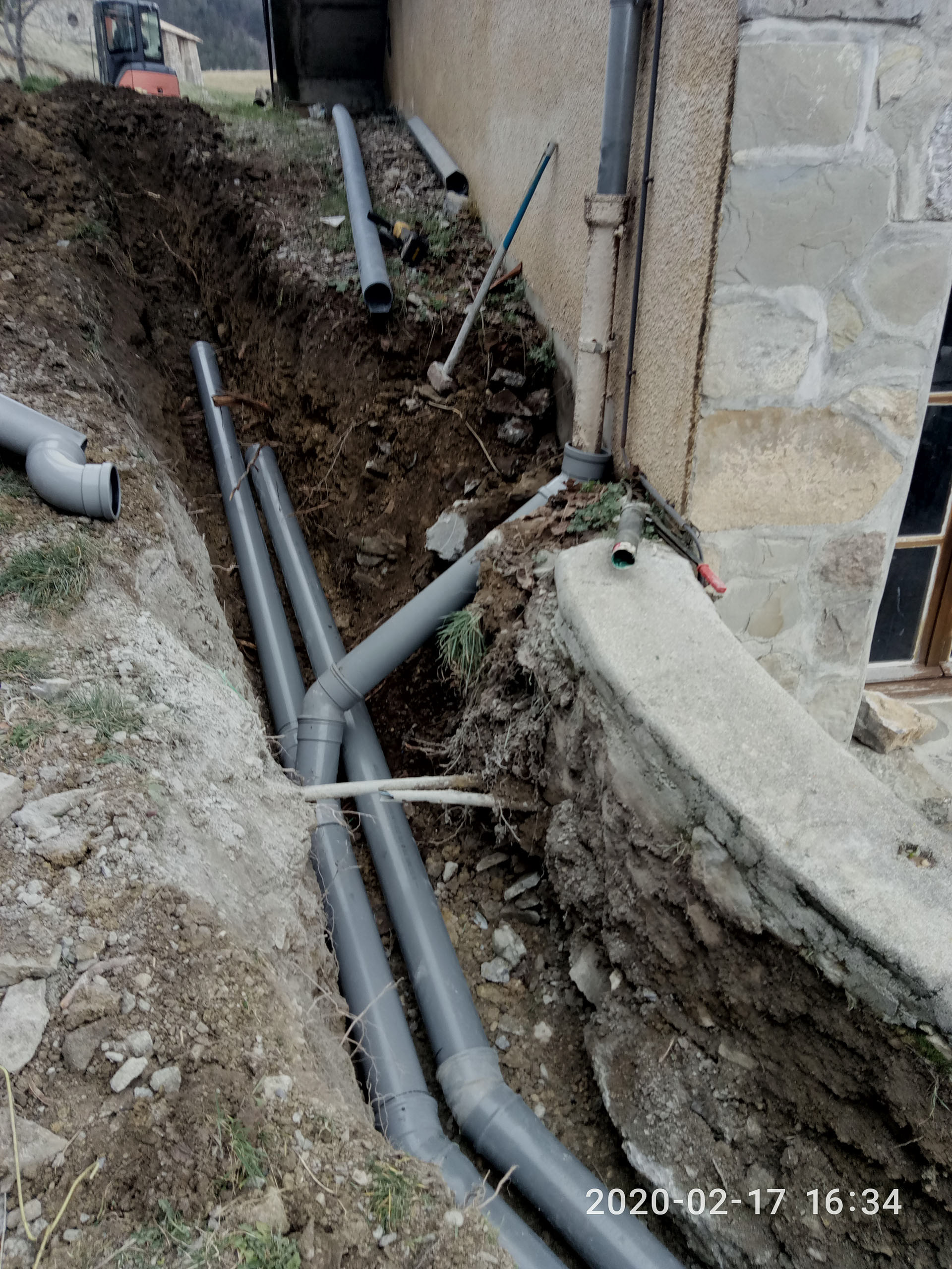 Une canalisation eau pluviale et une canalisation eaux usées du bâtiment communal