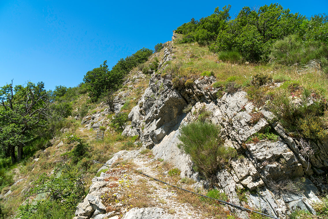 Retour vers Mélan par le sentier des Brigands en aval du col de l'Hysope