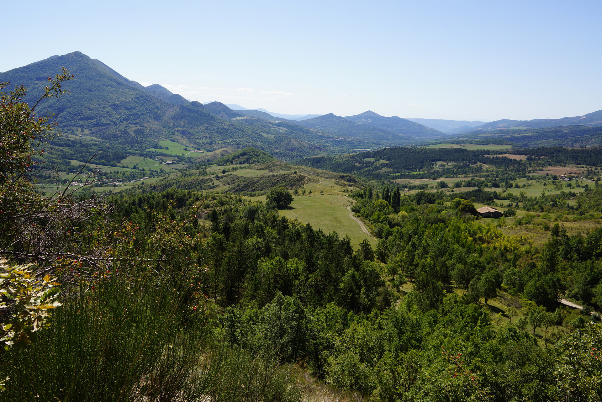 La vallée des Duyes depuis la route entre Mélan et le col de l'Hysope