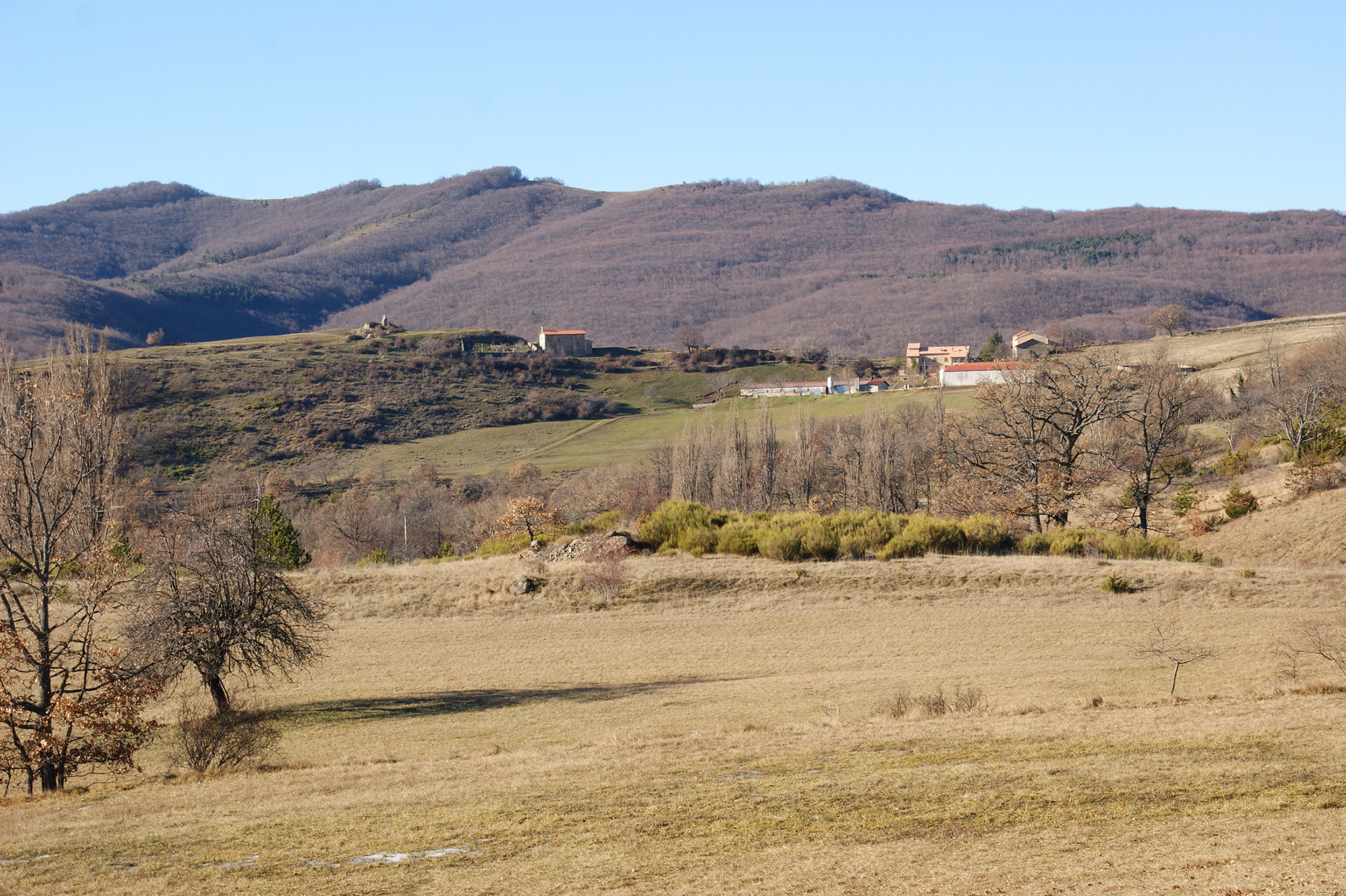 Eglise du Castellard et crête de la colline Saint-Joseph