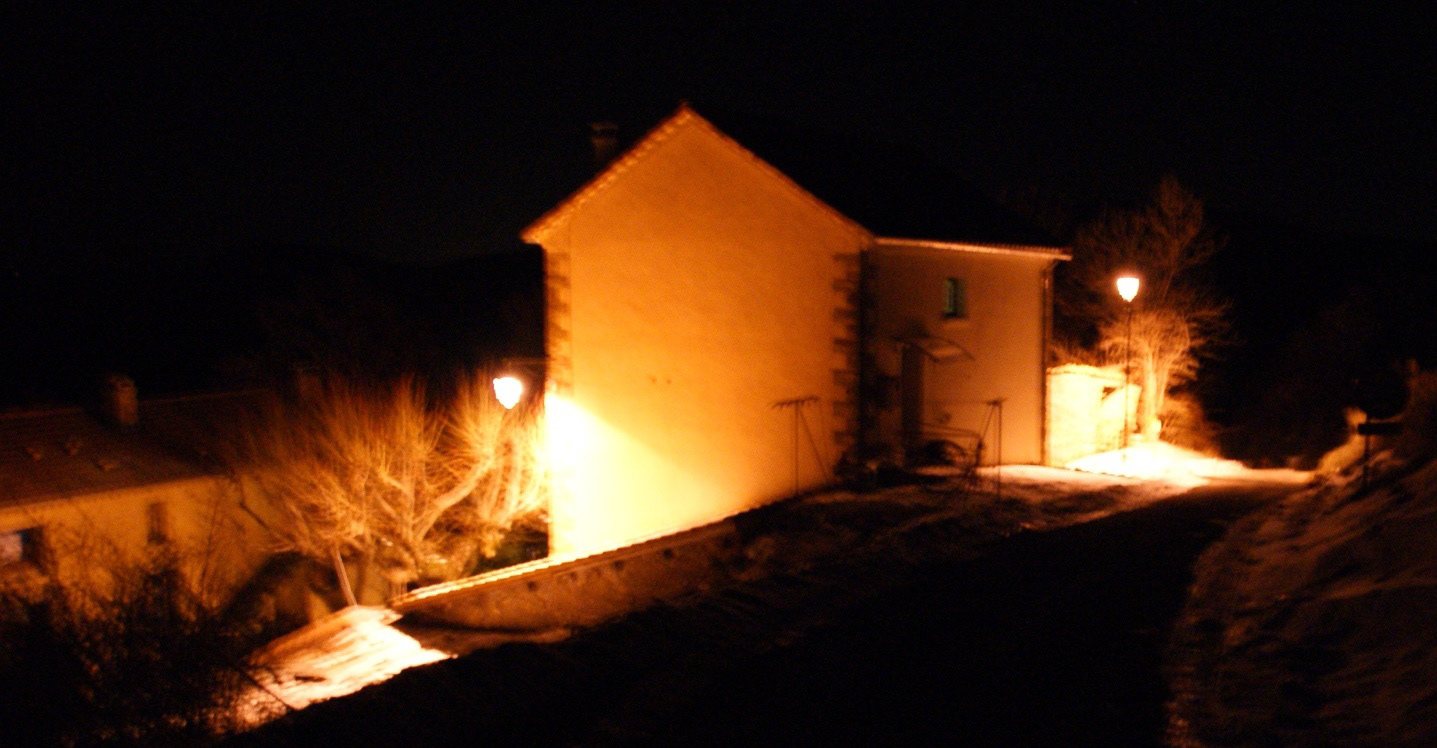 Luminaire mural et un lampadaire