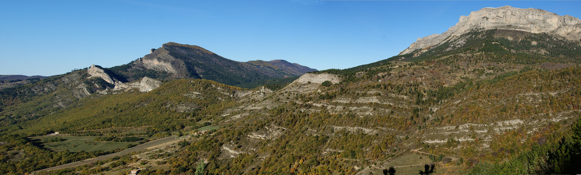 Le col de Fontbelle entre la barre de Géruen et la montagne de Mélan, vue depuis le Sud