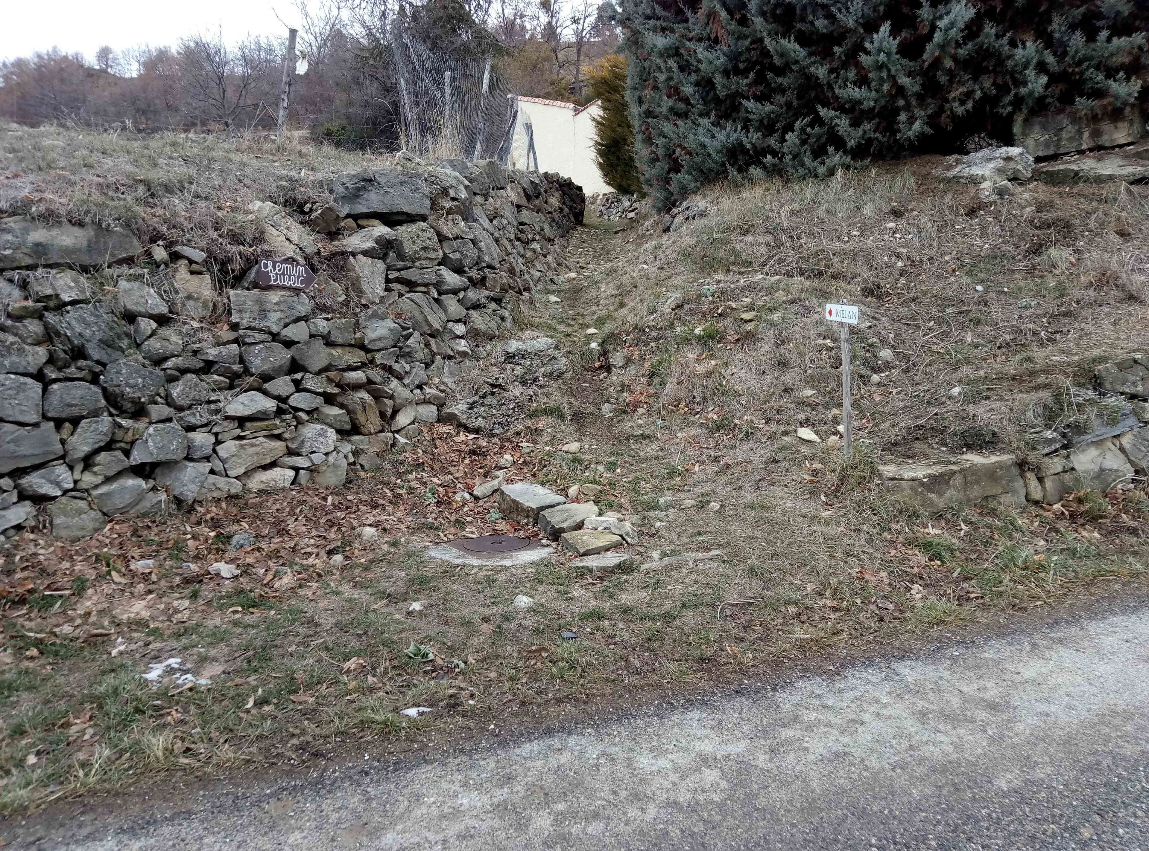 Regard de passage de la source sur le domaine communal (chemin rural)
