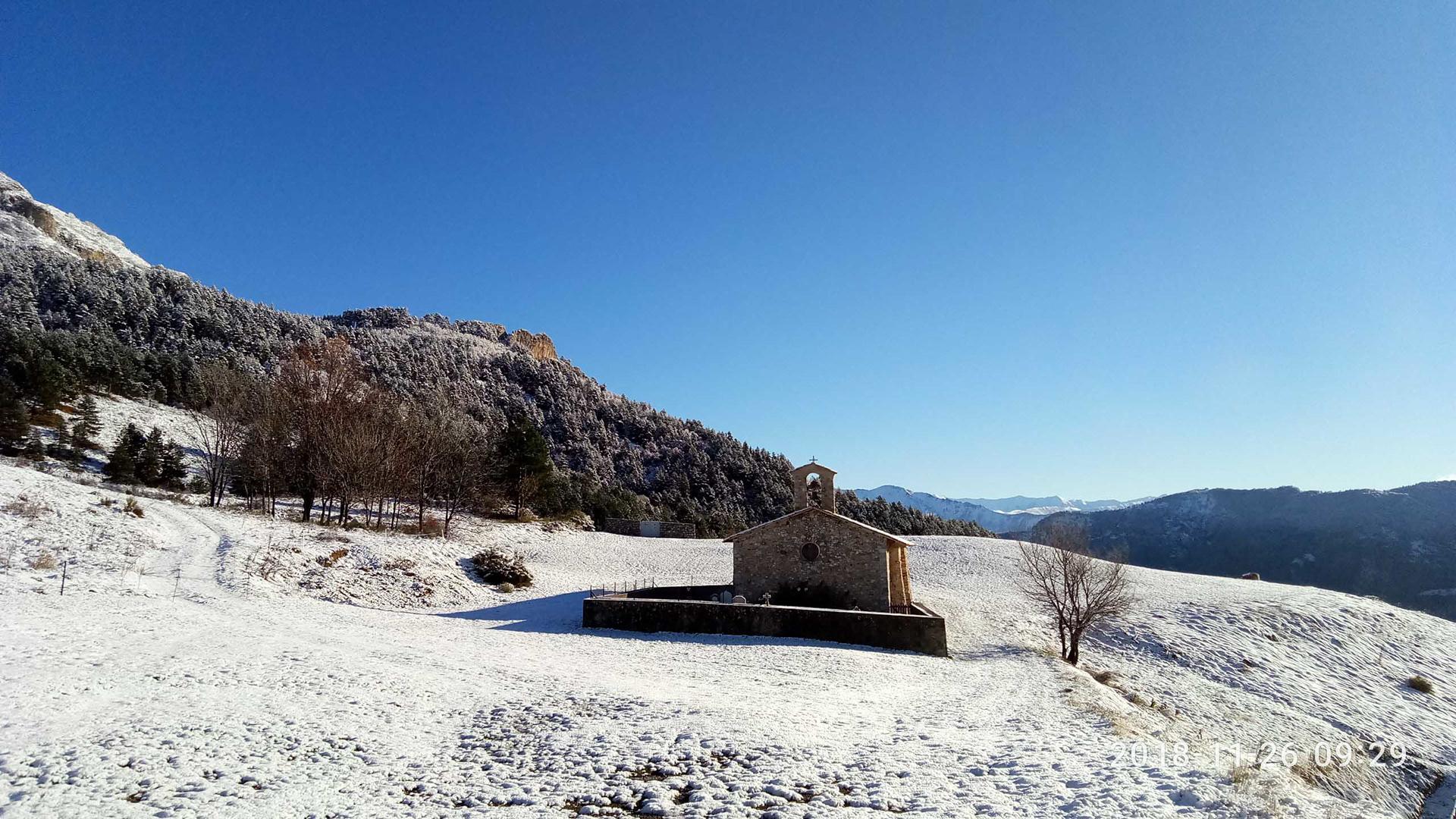 Eglise de Mélan, espace parking au départ du chemin CD17 vers le col de Mounis et la Grande Aiguille, la grotte de Saint-Vincent