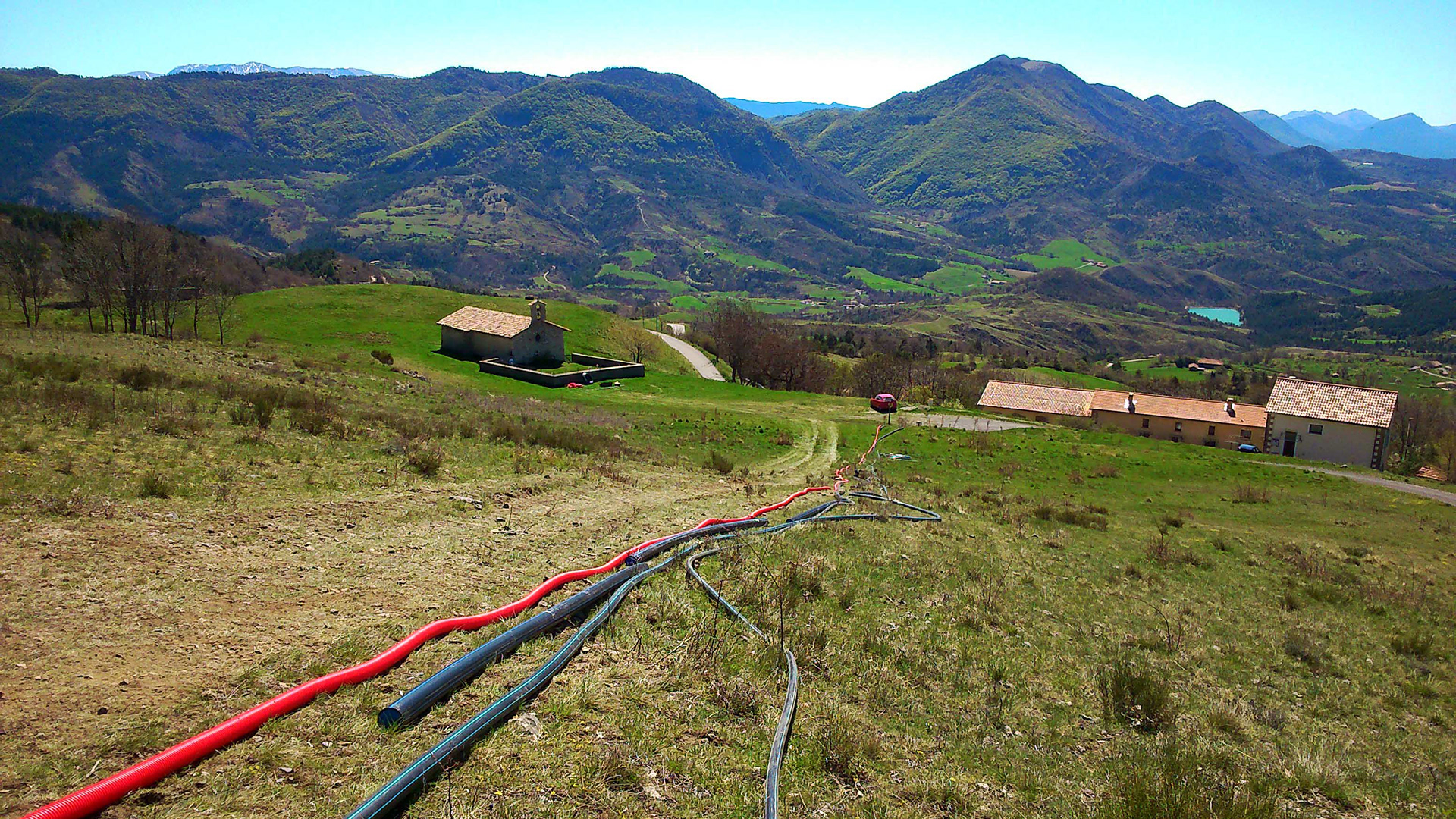 Gaine et cable électrique pour gestion du remplissage du réservoir du Haut-Mélan par refoulement. Canalisation 110 mm pour borne incendie n°8. D50 canalisation de refoulement. D75 canalisation de distribution vers Mélan.