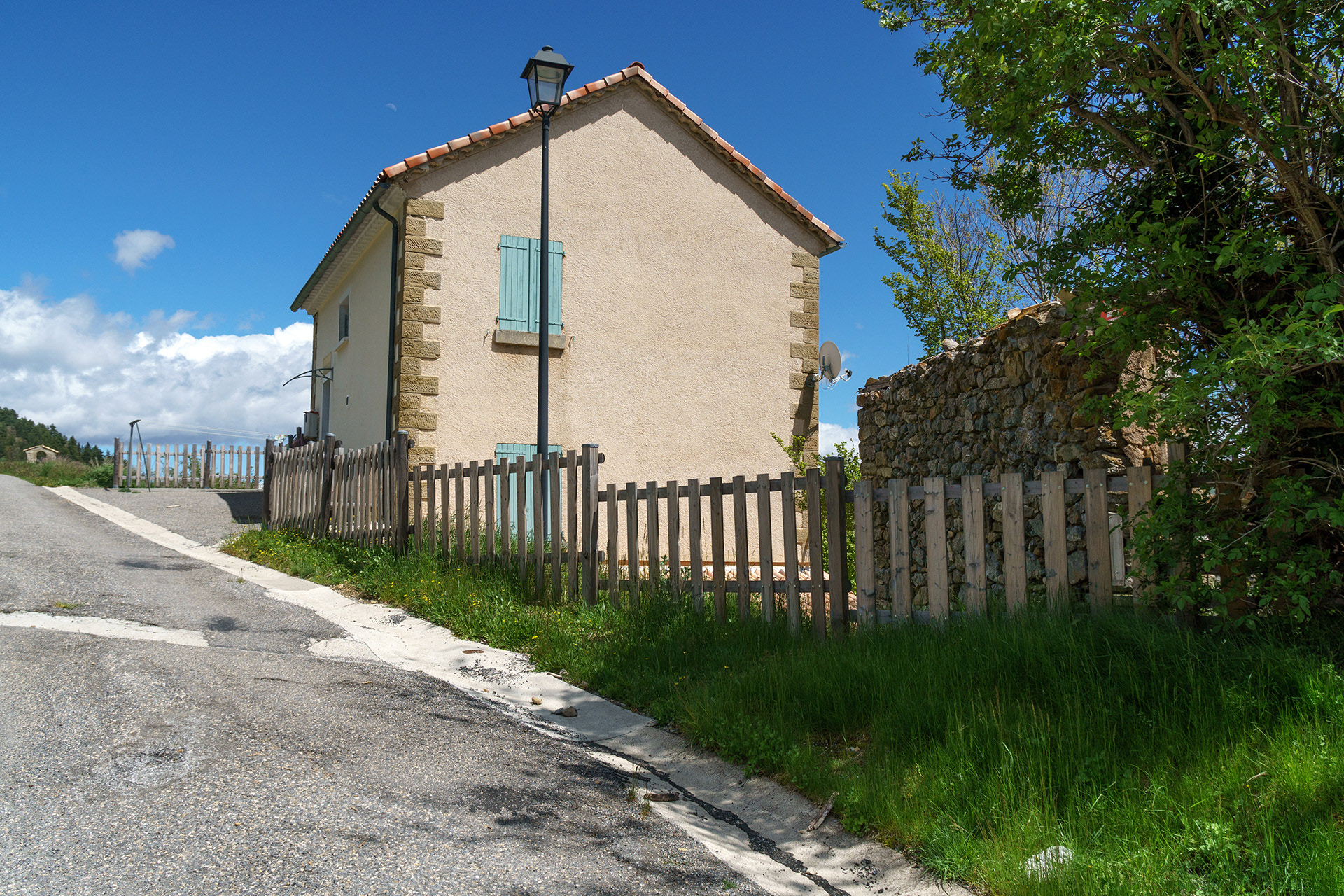 Voie d'arrivée (pédestre et voiture) au plateau de l'église de Mélan en sortie du hameau