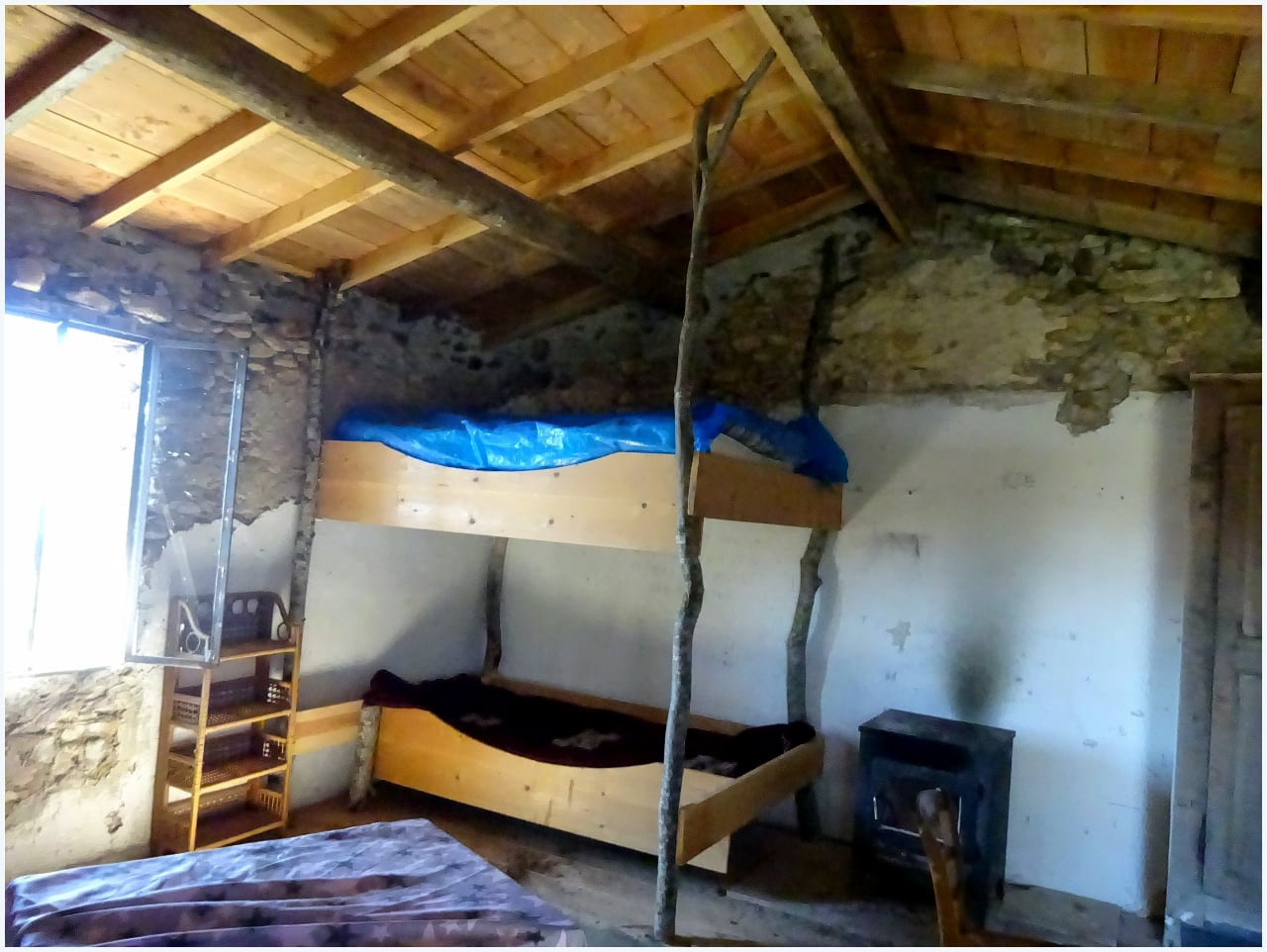 L ermitage attenant ou refuge est en cours de restauration. Nous avons rencontré le propriètaire : une association "Chez le Charpentier" a été crées en 2019, elle rassemble des personnes engagées bénévolement pour la réalisation des travaux. Il manque 17 000 E pour finaliser le projet......😢