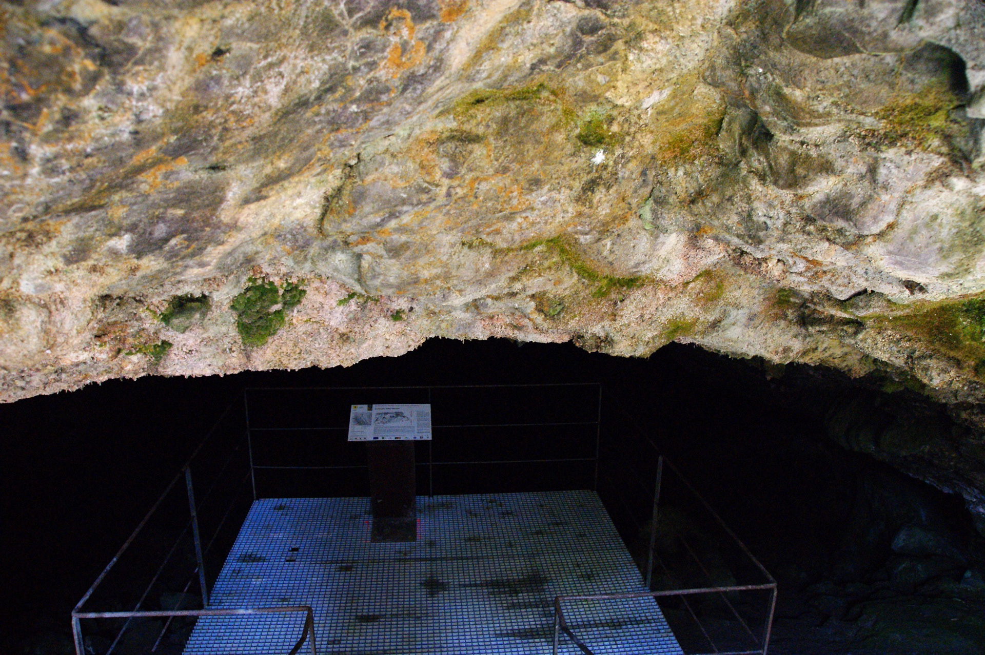 Dès l'entrée dans la cavité, "un éboulis, boueux, rendu glissant par de nombreux passages" présente un DANGER et un risque d'accident grave à ne pas sous-estimer.