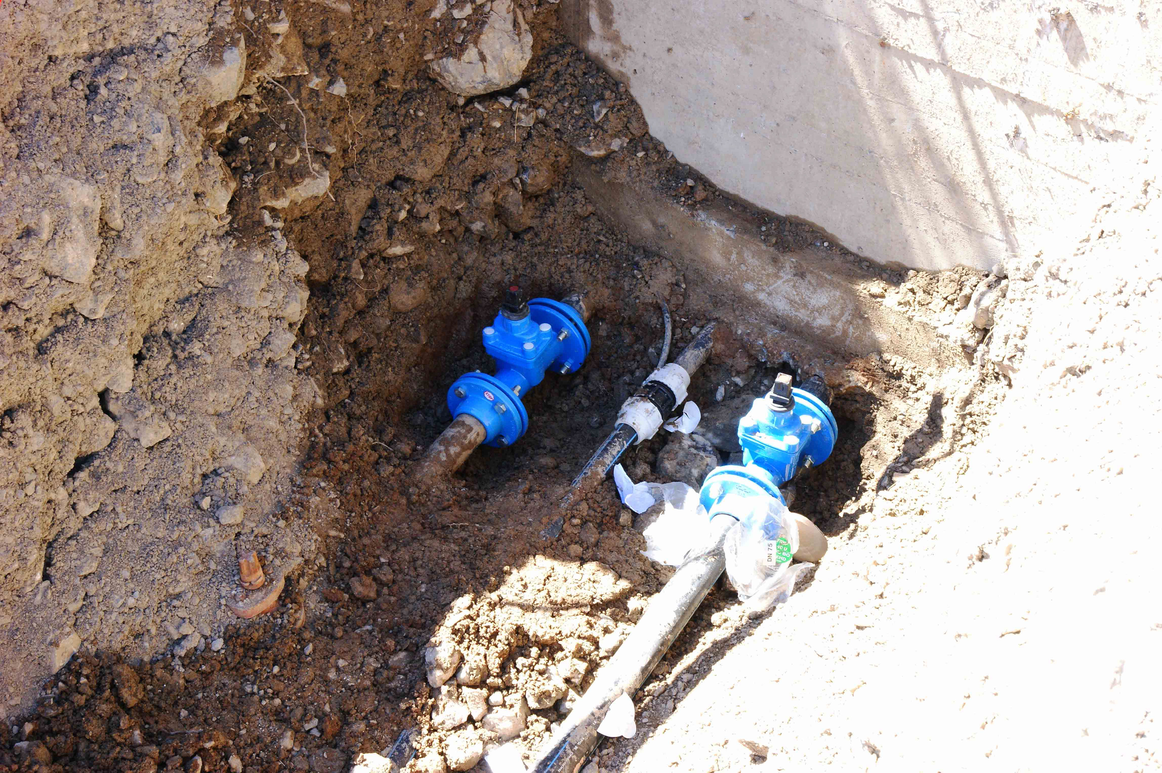 En entrée du réservoir du Haut-Mélan, la canalisation de refoulement D50 et sortie, Vidange + distribution vers Mélan