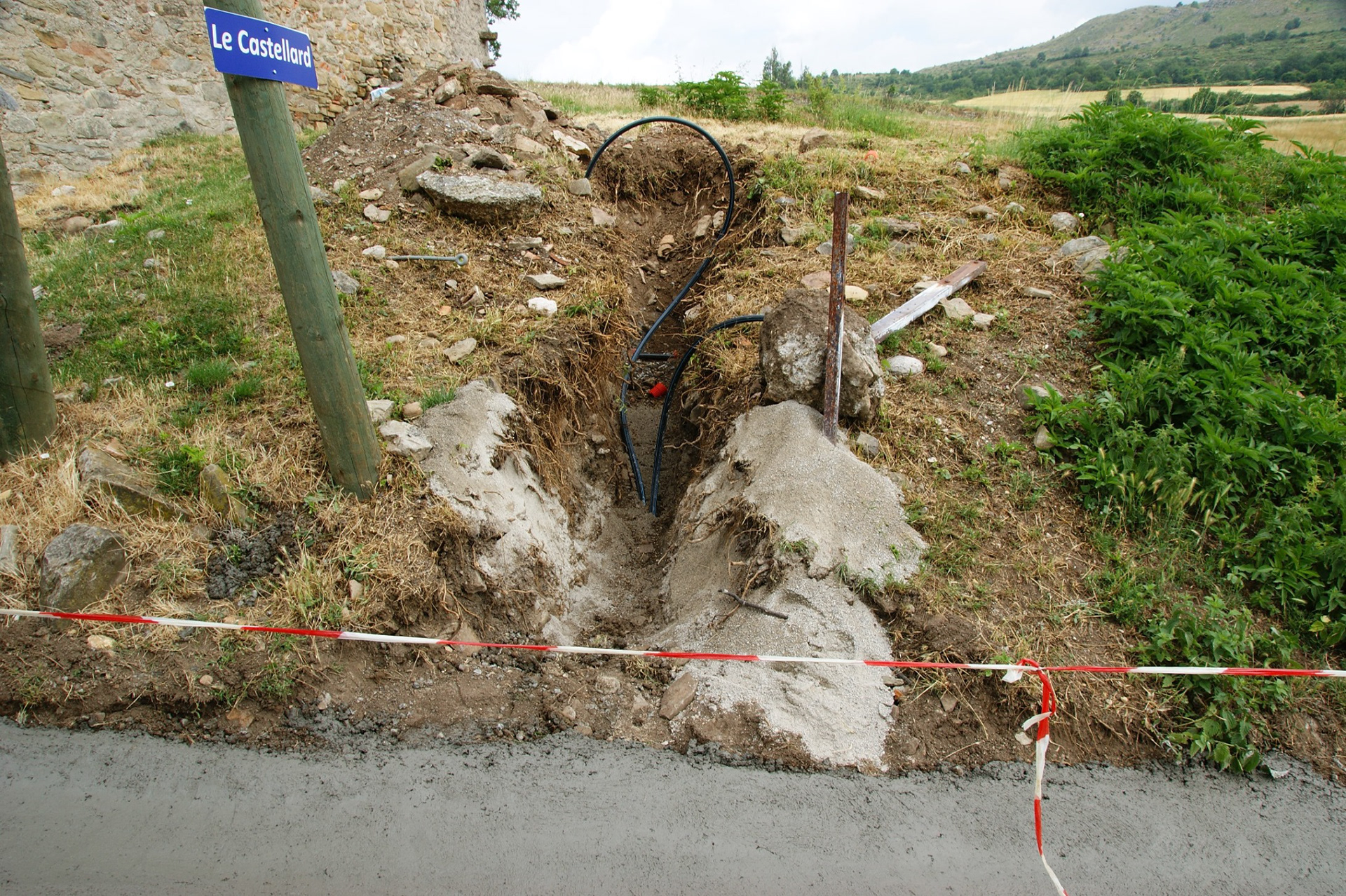 Départ de l'eau de source non contrôlée vers le cimetière et pose d'une arrivée d'eau potable en attente 32 mm