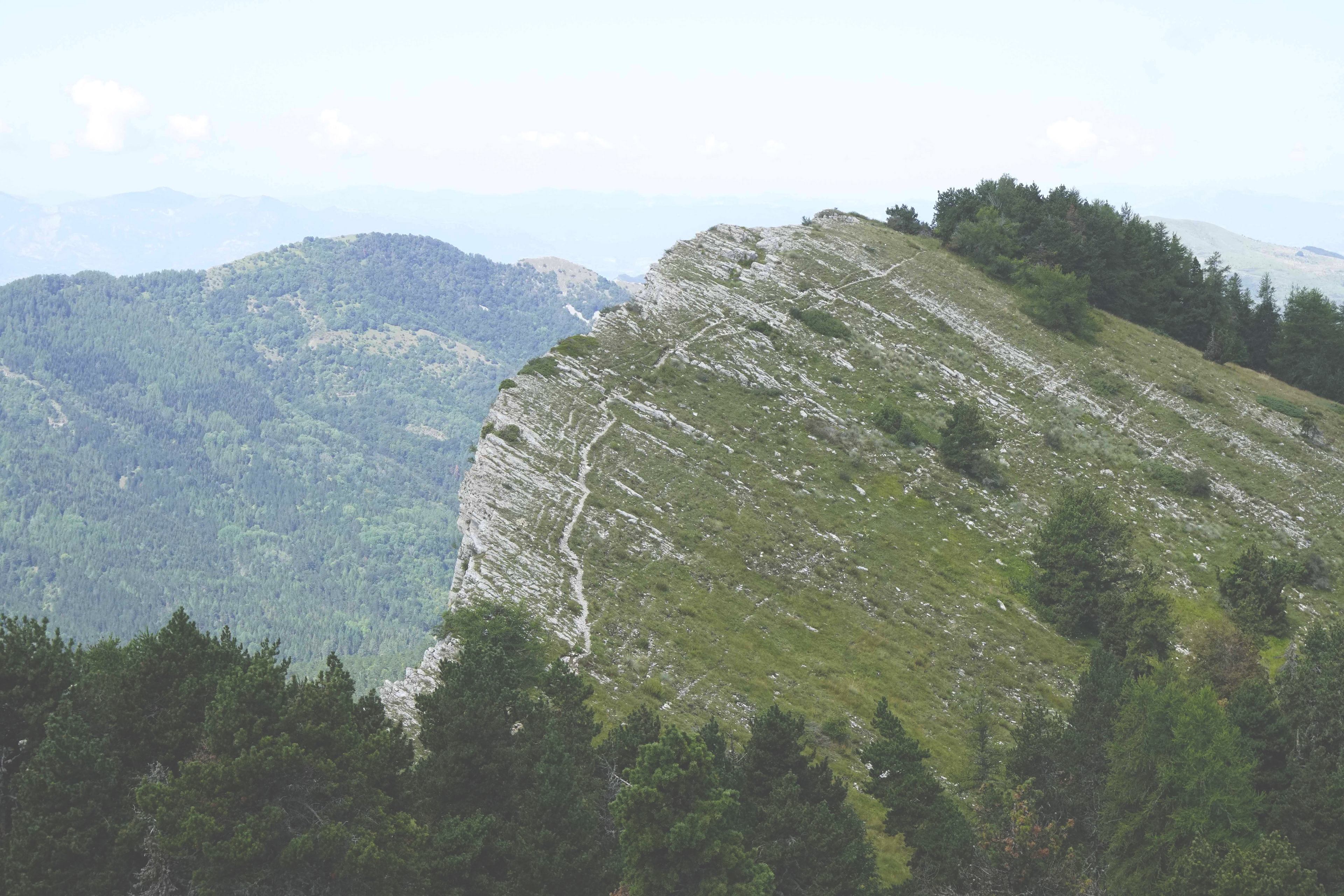 Sentier sur la crête de Géruen, peu avant la bascule vers le col de Fontbelle