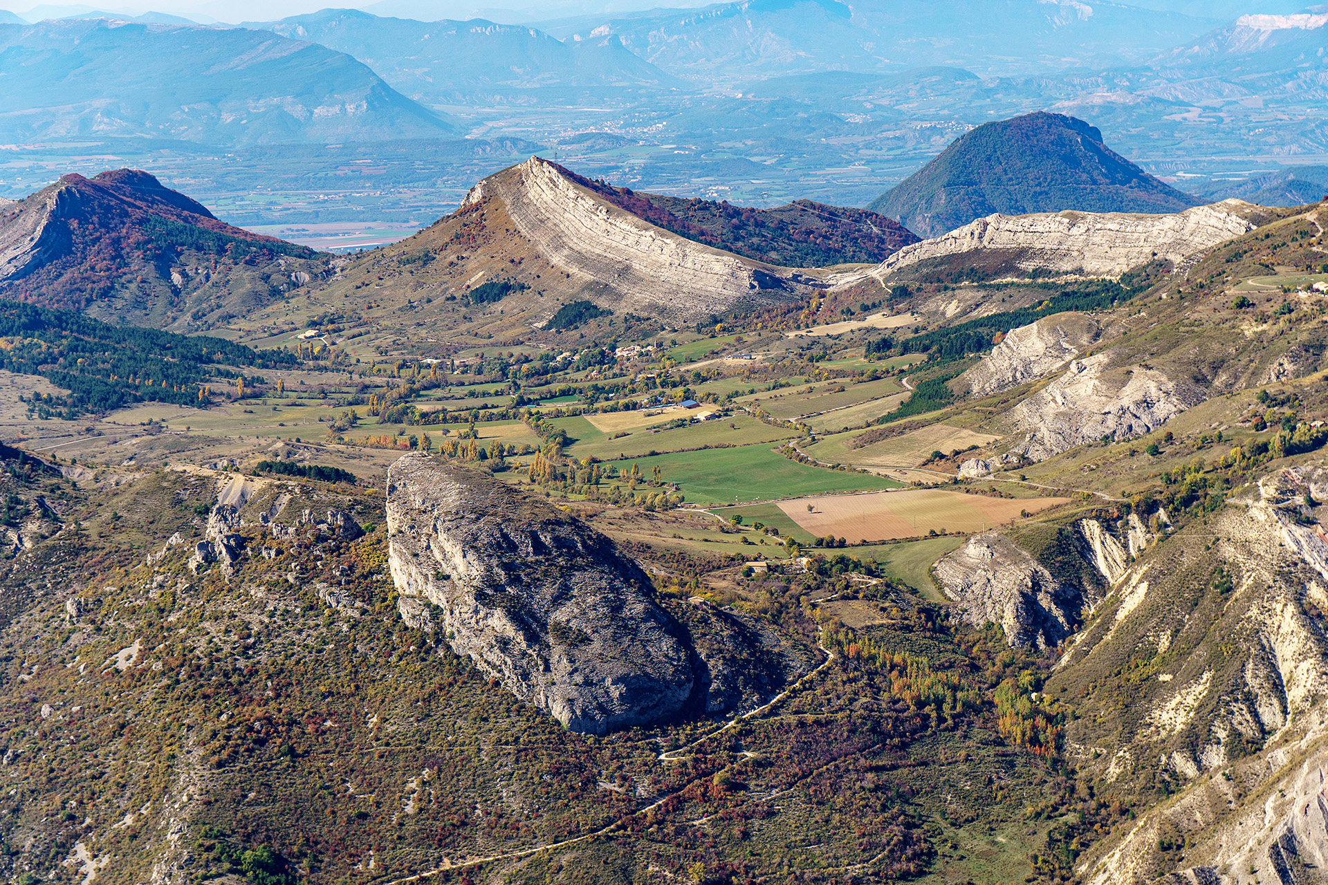 La cuvette de Saint-Geniez, au premier plan la chapelle et les rochers de Dromont, vue depuis Cluchette et montagne de Mélan