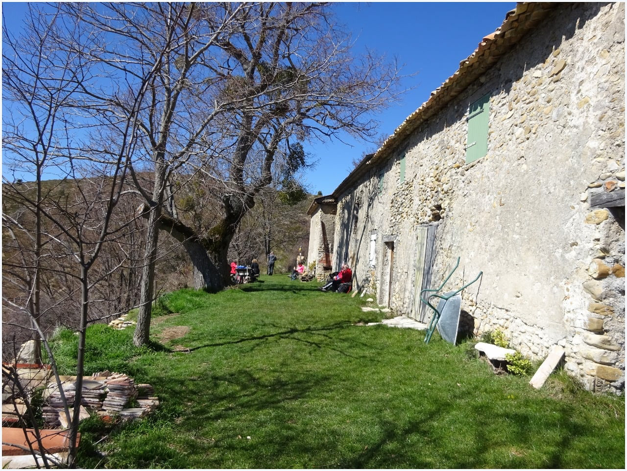 Pause casse croute au soleil 😄 Endroit calme et reposant qui donne envie de paresser