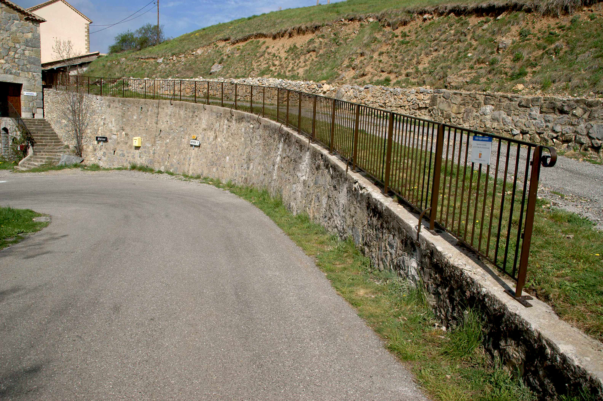 Chemin de desserte au hameau de Mélan