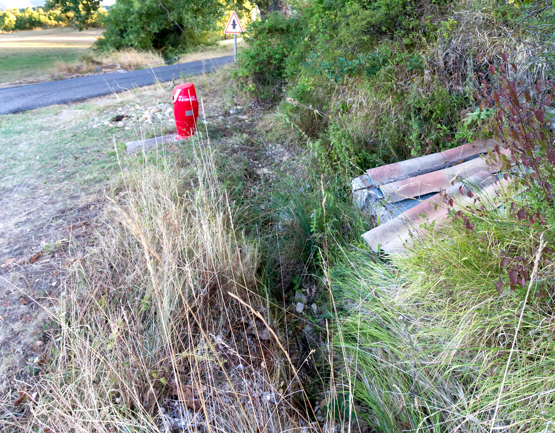 Une rénovation rustique de l'accès à l'eau et de son amenée depuis la source sont nécessaires