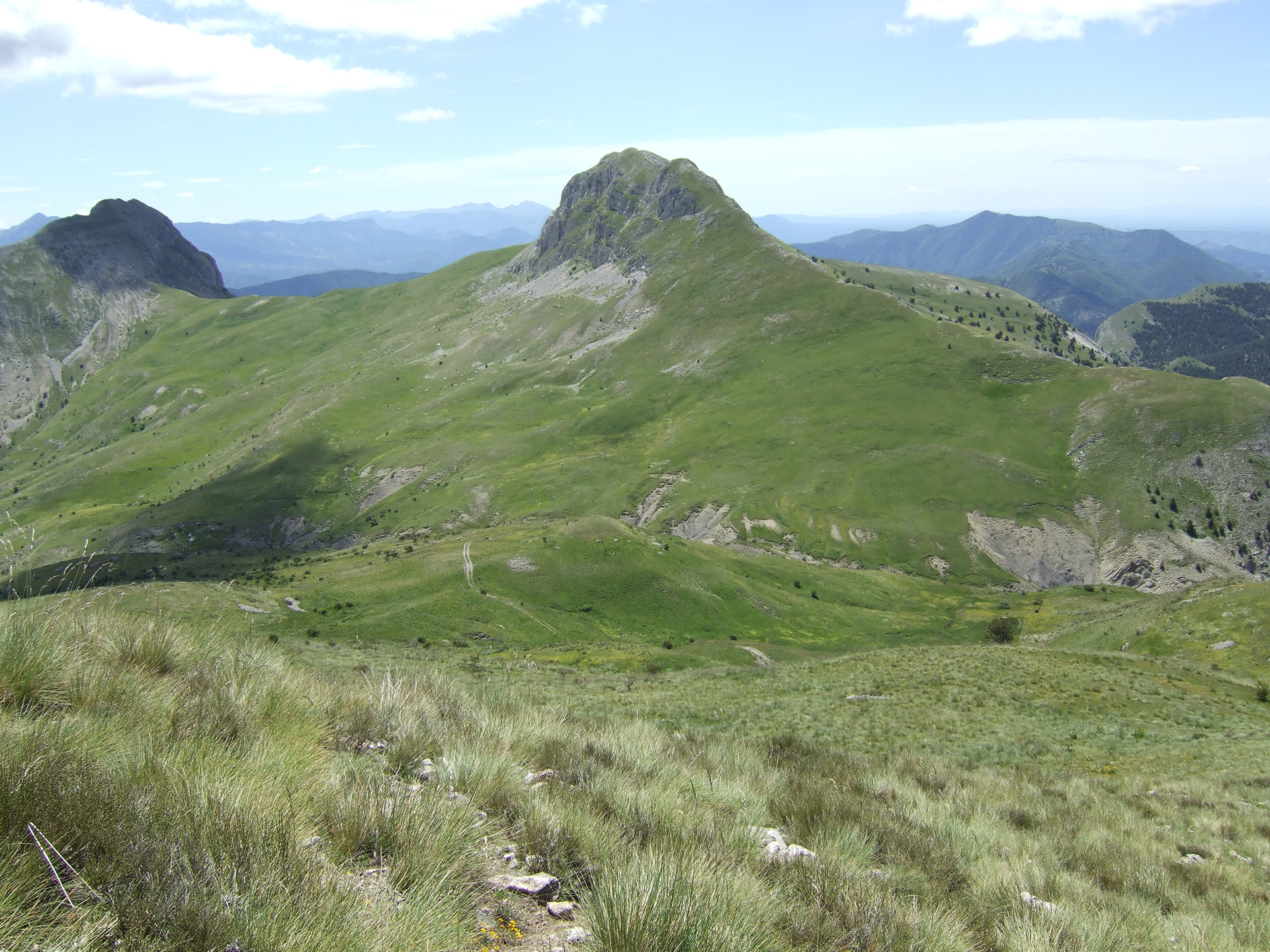 Descente de la Croix de Veyre, en vue des cols de Baran et d'entre-deux cloches