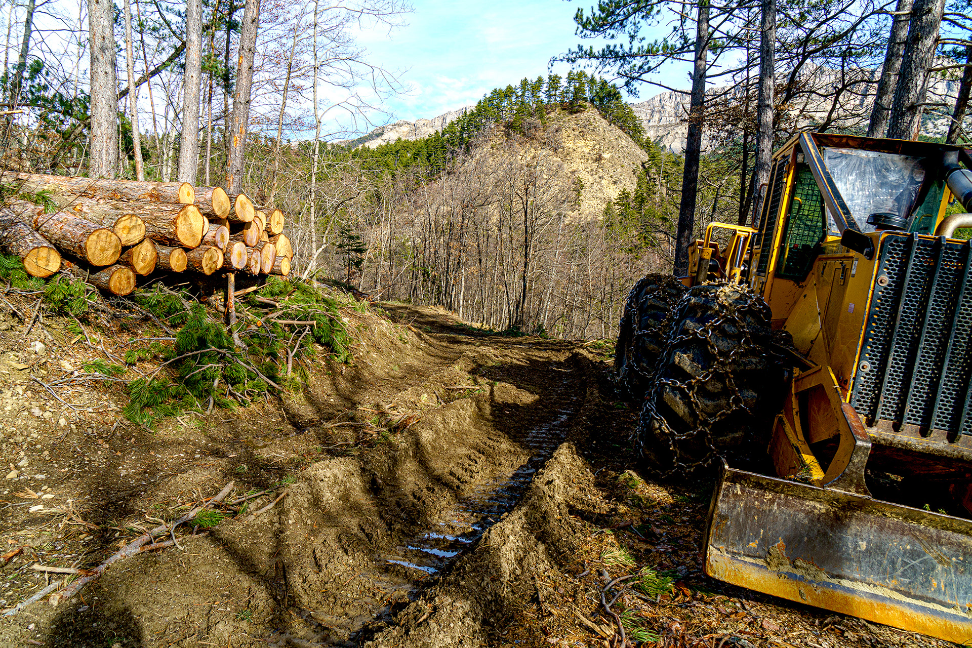 Un travail dans des configurations de terrains quelquefois extrêmes. Bien que le risque d'accident soit limité, une personne a dû être secourue sur le chantier en décembre 2021. Une équipe héliportée de la Sécurité civile est intervenue avec l'appui au sol des intervenants du Centre de Secours de THOARD (SDIS04).  La personne accueillie rapidement sur un hôpital de Marseille a pu ainsi récupérer la presque totalité de l'usage de son bras et de sa main. Cela n'arrive pas qu'aux autres, sécurité et prudence avant tout.