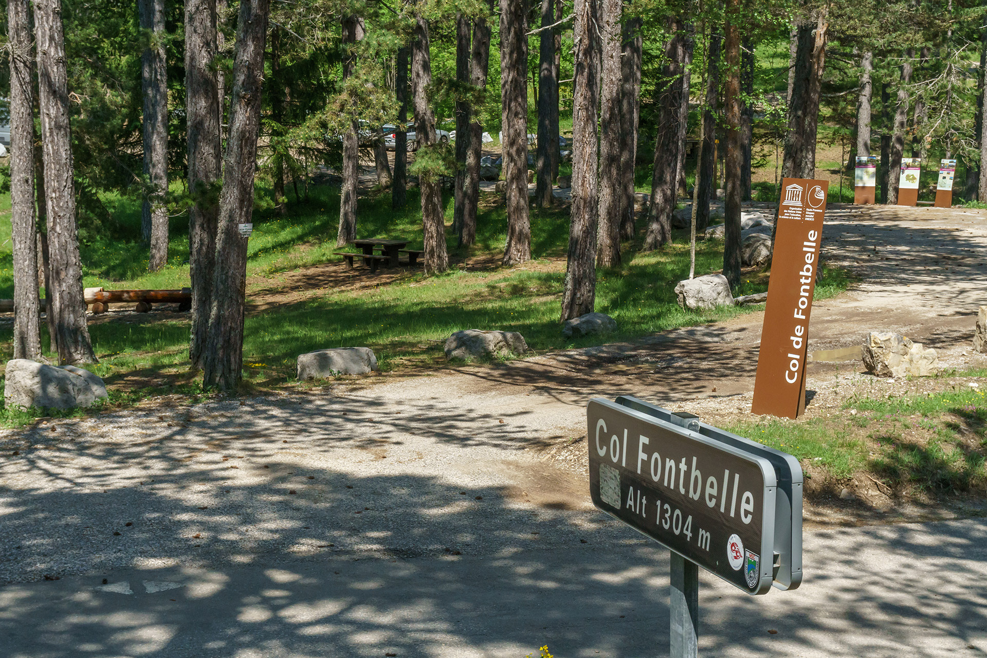 En venant de Mallemoisson (25 km) ou de Sisteron (26 km)