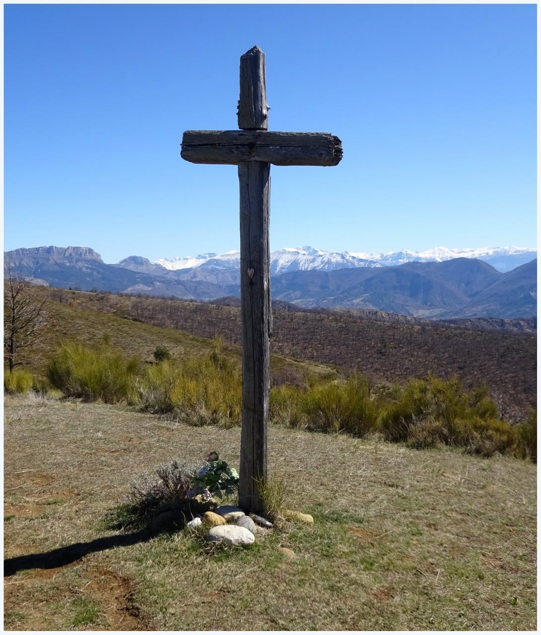 La Croix des mariages : Les personnes en mal d'enfant ou de mari doivent mordre la croix le 8 septembre. Je vous assure elle est mordue de partout !