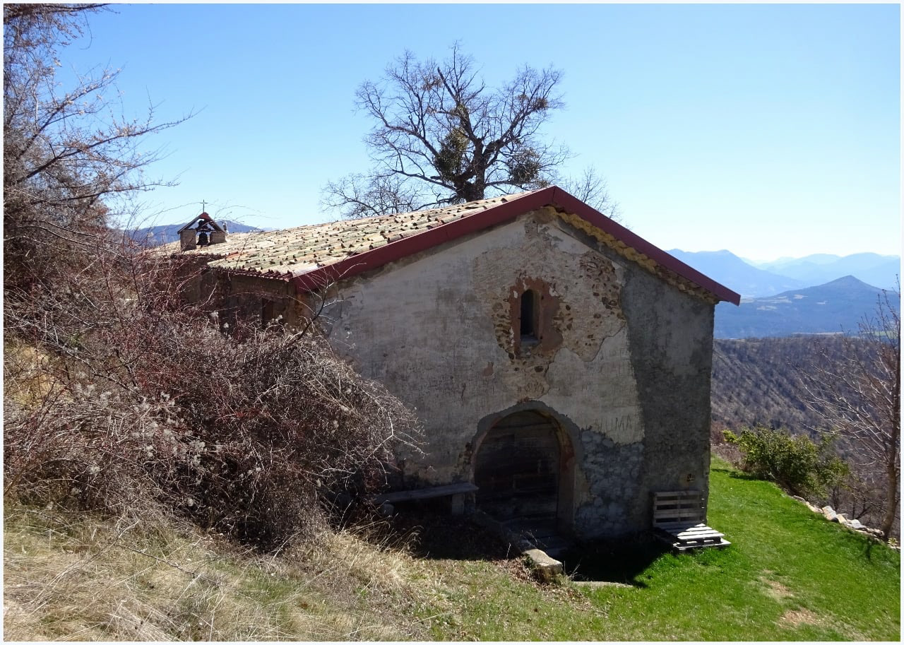 La chapelle St Joseph de La Pérusse à 1257 m d'altitude, non loin du sommet de Vaumuse qui domine la Durance. Sa construction remonte au XVIIème siècle. Un pélerinage a lieu tous les ans le jeudi précédant l'Assomption., un incendie de broussailles a récemment noirci les alentours.
