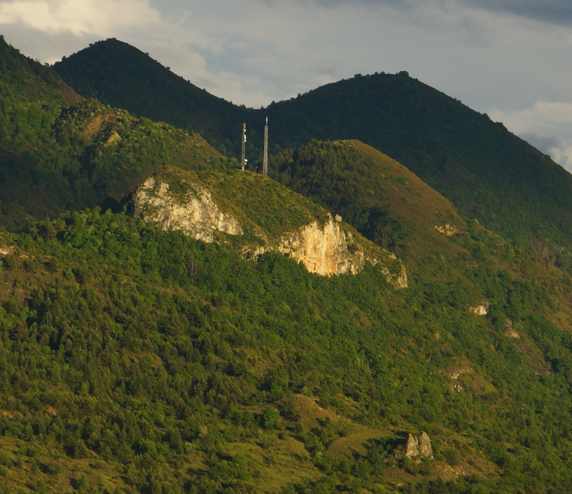 Le rocher de Sainte-Madeleine, la chapelle se distingue minuscule à mi-pente