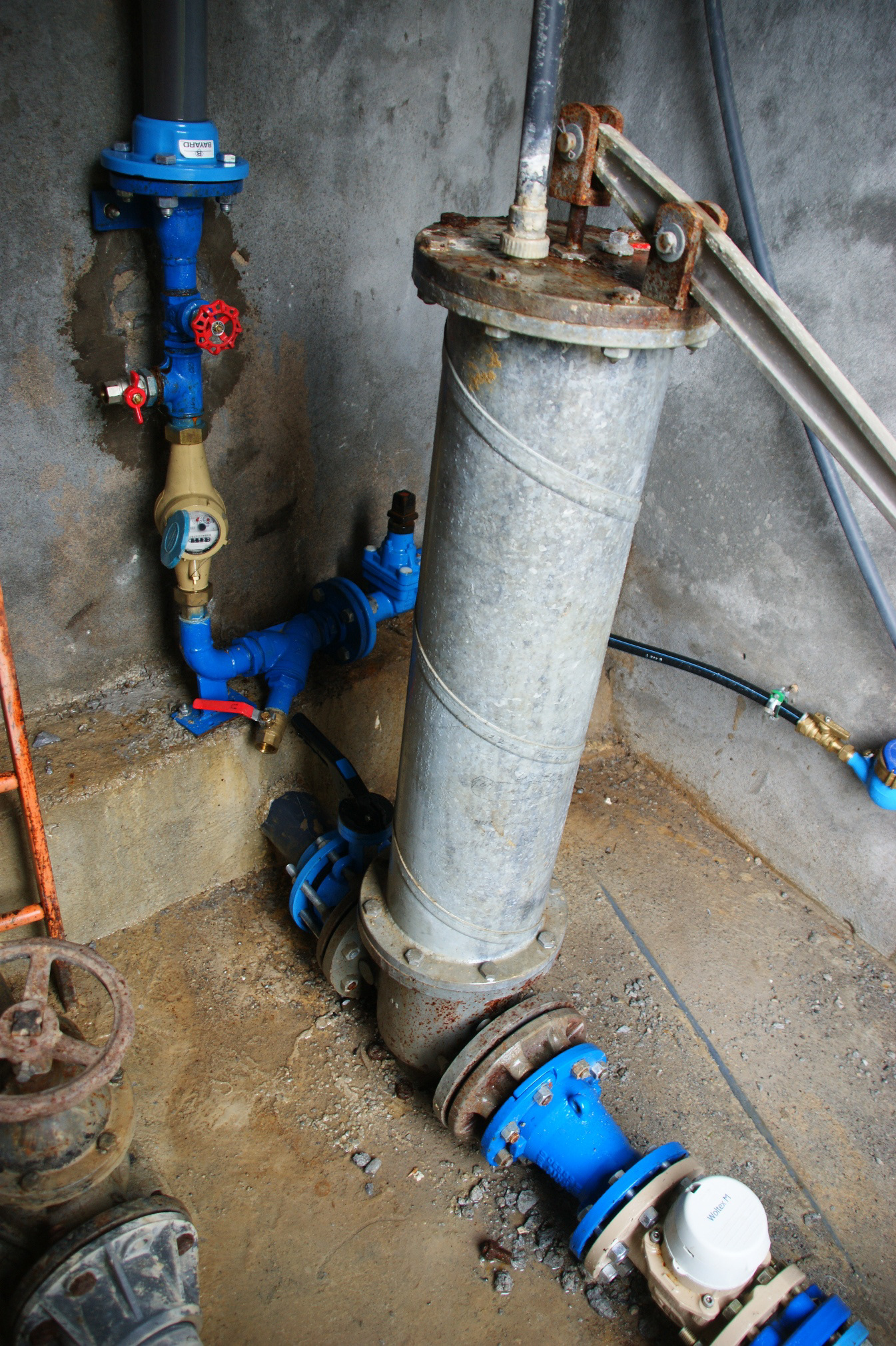 Compteur arrivée au bassin du Castellard et compteur de distribution en aval de ce bassin