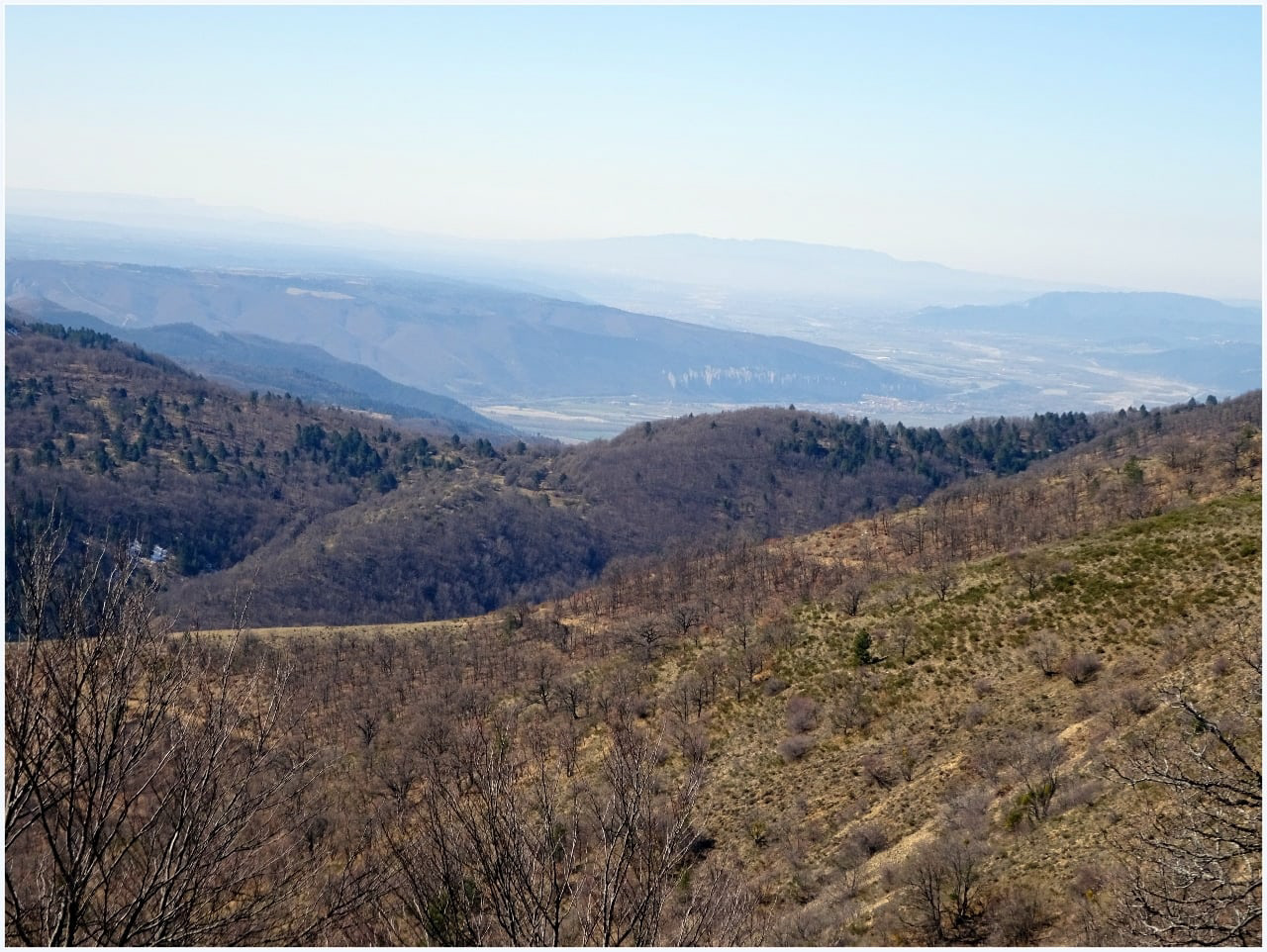 En contre bas dans la brume, on peut distinguer Les Mees et ses pénitents
