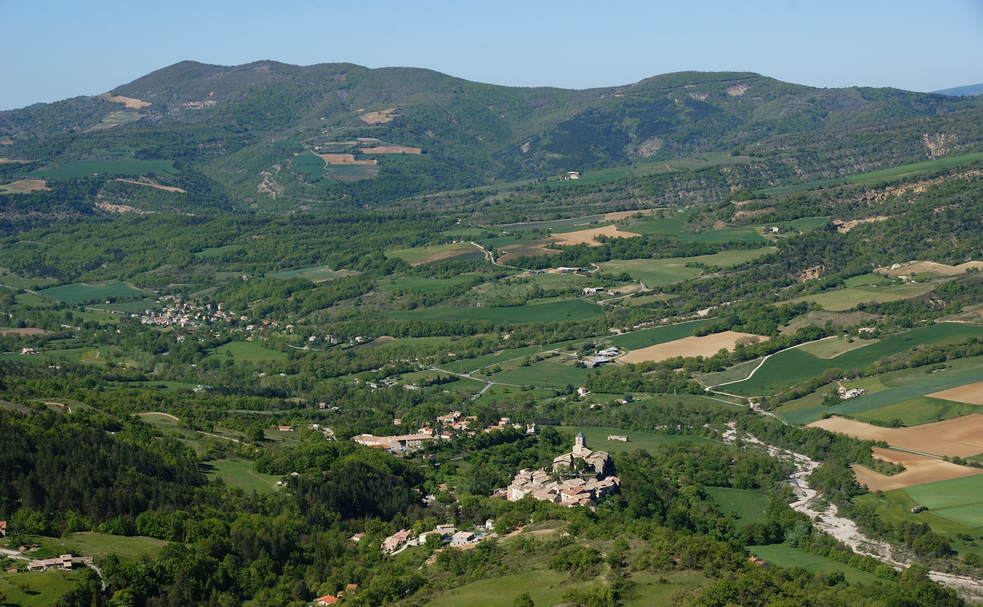 Thoard et son hameau des Bourres