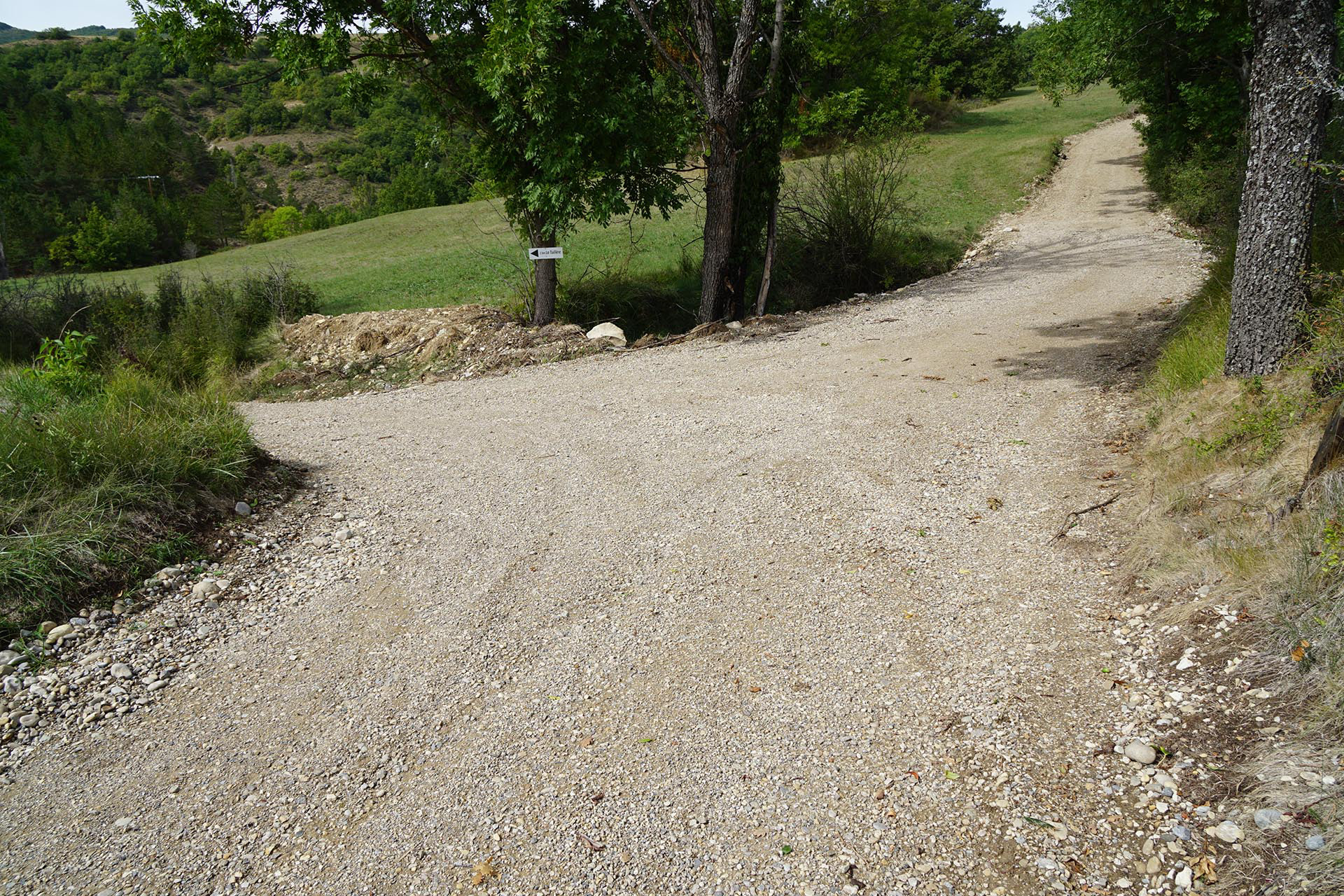 2019, Consolidation du profil du chemin de la Combe par broyage et compactage de fond sur 1 km, création de revers d'eau indispensables dont celui en bas du chemin de la Faÿsse en amont du vallon des Collons