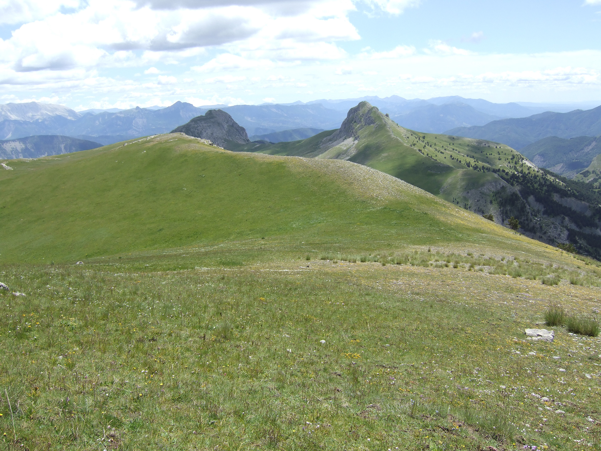 A proximité de la Croix de Veyre, le sommet de Chine laisse découvrir les deux cloches (de Barles)