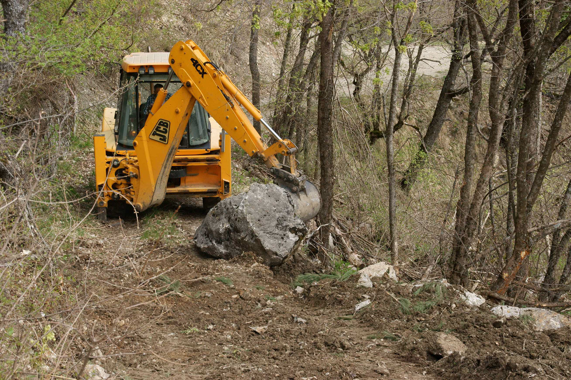En 2009 : Renforcement de l'entrée de la piste, sous la route départementale D3. Les blocs récupérés sur la route au pied du couloir d'avalanches amont ont été utilisés à cet effet.