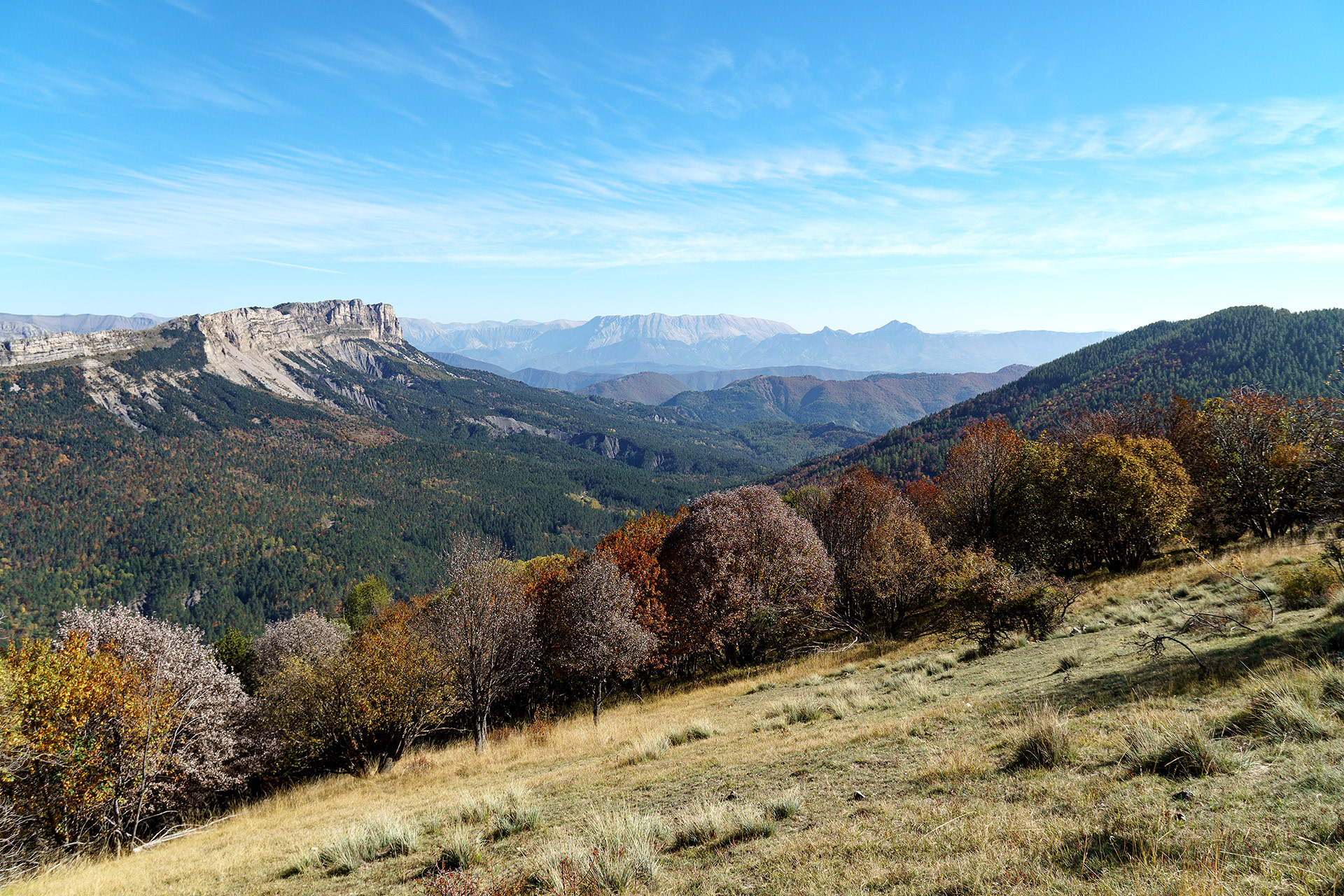Le col de Fontbelle entre la barre de Géruen et la montagne de Mélan, vue depuis le Nord