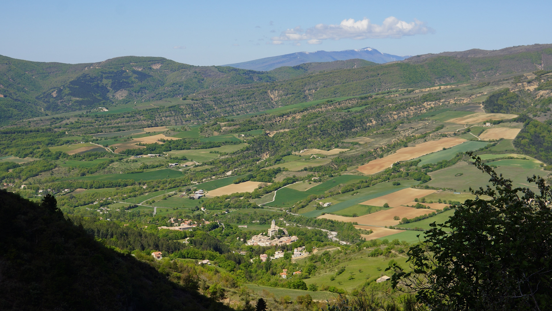 Thoard au premier plan, la montagne de Lure au fond